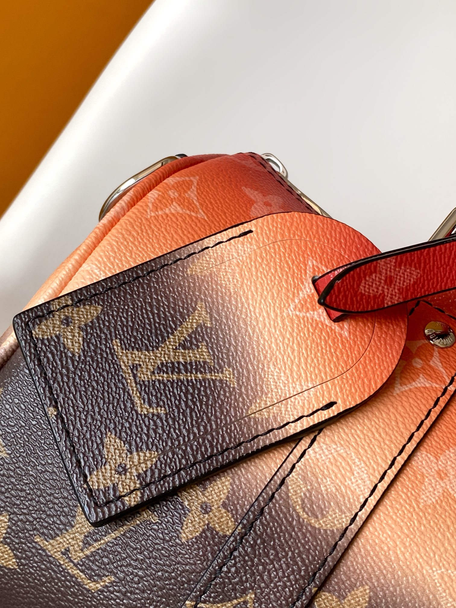 p520 💰【163c01芯片】M28026渐变橙M26930. M27161 M26818 M13166黄色 M12684绿色顶级原单 动态变码本款 Keepall Bandouli&egrave;re 25 手袋浓缩经典 Keepall 旅行袋设计，以 Pharrell Williams 创作的 Monogram Surfin&rsquo; 帆布演绎都市型格。繁复图案融合缤纷夏日元素，洋溢热带风情和复古格调，可拆卸肩带和辊压皮革手柄实现多种背携方式。25.0 x 15.0 x 11.0 厘米 (长 x 高 x 宽)
	&bull;	Monogram Surfin&rsquo; 涂层帆布
	&bull;	牛皮革饰边
	&bull;	织物内衬
	&bull;	抛光金属件
	&bull;	拉链主隔层
	&bull;	可拆卸名牌
	&bull;	肩带：可拆卸，可调节
	&bull;	包带半长：55.0 厘米
	&bull;	包带半长可调至：63.0 厘米
	&bull;	手柄：双手柄