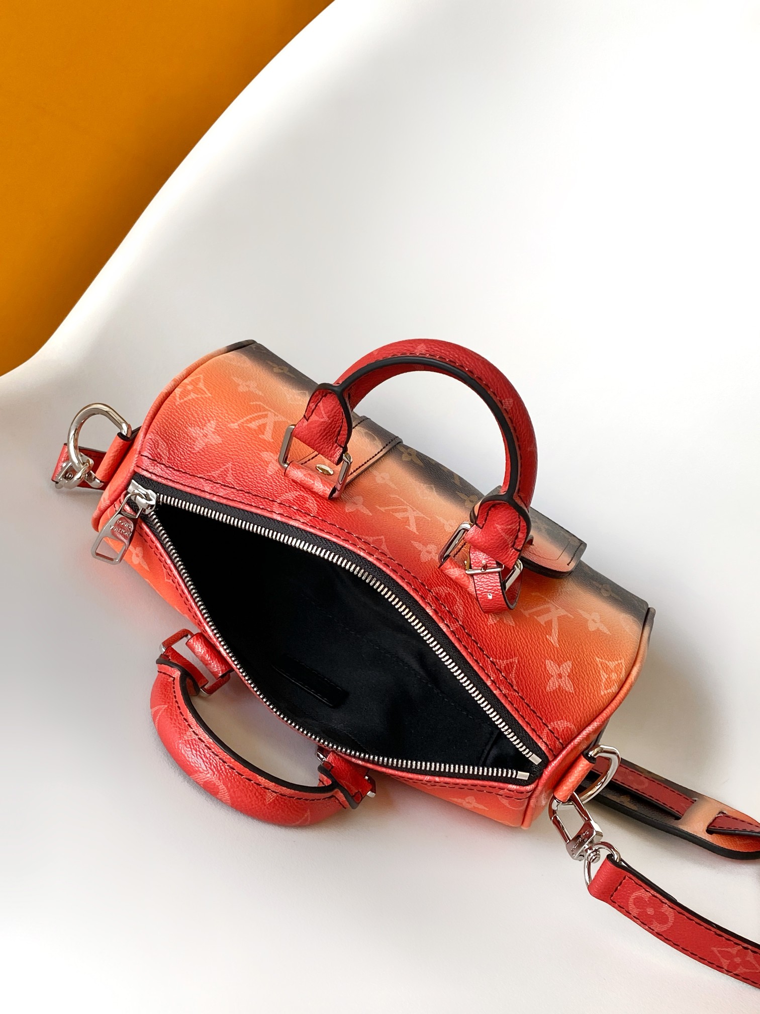 p520 💰【163c01芯片】M28026渐变橙M26930. M27161 M26818 M13166黄色 M12684绿色顶级原单 动态变码本款 Keepall Bandouli&egrave;re 25 手袋浓缩经典 Keepall 旅行袋设计，以 Pharrell Williams 创作的 Monogram Surfin&rsquo; 帆布演绎都市型格。繁复图案融合缤纷夏日元素，洋溢热带风情和复古格调，可拆卸肩带和辊压皮革手柄实现多种背携方式。25.0 x 15.0 x 11.0 厘米 (长 x 高 x 宽)
	&bull;	Monogram Surfin&rsquo; 涂层帆布
	&bull;	牛皮革饰边
	&bull;	织物内衬
	&bull;	抛光金属件
	&bull;	拉链主隔层
	&bull;	可拆卸名牌
	&bull;	肩带：可拆卸，可调节
	&bull;	包带半长：55.0 厘米
	&bull;	包带半长可调至：63.0 厘米
	&bull;	手柄：双手柄