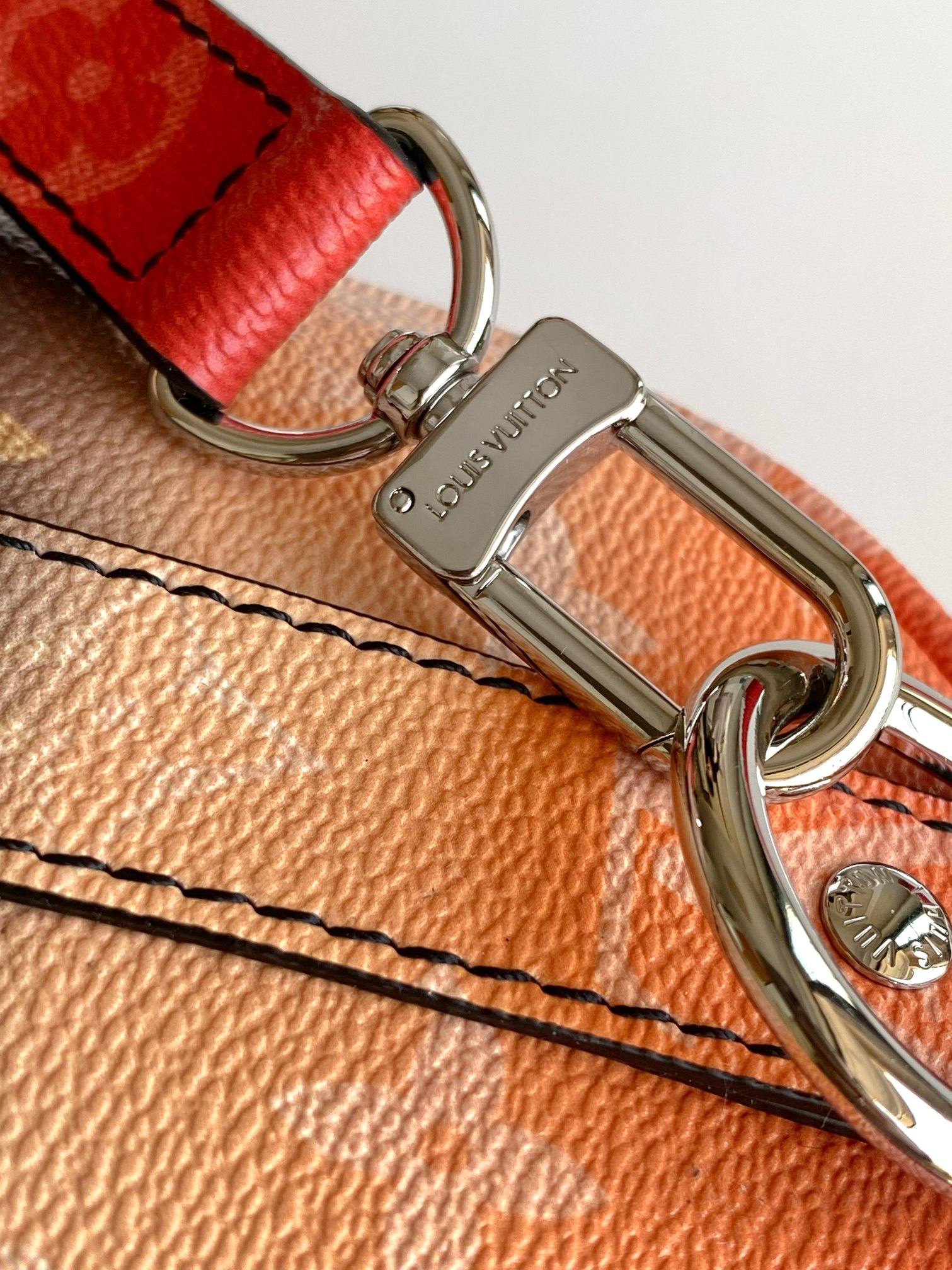 p520 💰【163c01芯片】M28026渐变橙M26930. M27161 M26818 M13166黄色 M12684绿色顶级原单 动态变码本款 Keepall Bandouli&egrave;re 25 手袋浓缩经典 Keepall 旅行袋设计，以 Pharrell Williams 创作的 Monogram Surfin&rsquo; 帆布演绎都市型格。繁复图案融合缤纷夏日元素，洋溢热带风情和复古格调，可拆卸肩带和辊压皮革手柄实现多种背携方式。25.0 x 15.0 x 11.0 厘米 (长 x 高 x 宽)
	&bull;	Monogram Surfin&rsquo; 涂层帆布
	&bull;	牛皮革饰边
	&bull;	织物内衬
	&bull;	抛光金属件
	&bull;	拉链主隔层
	&bull;	可拆卸名牌
	&bull;	肩带：可拆卸，可调节
	&bull;	包带半长：55.0 厘米
	&bull;	包带半长可调至：63.0 厘米
	&bull;	手柄：双手柄