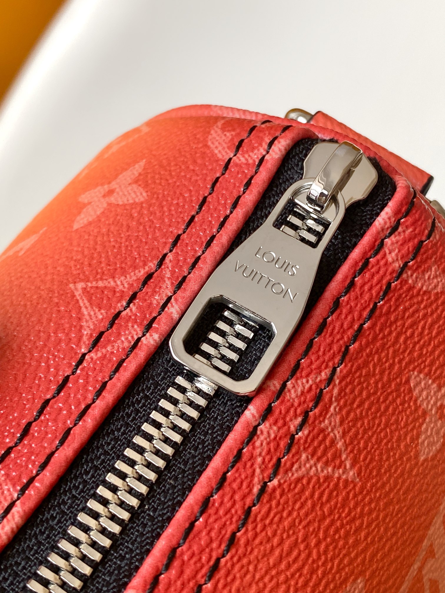 p520 💰【163c01芯片】M28026渐变橙M26930. M27161 M26818 M13166黄色 M12684绿色顶级原单 动态变码本款 Keepall Bandouli&egrave;re 25 手袋浓缩经典 Keepall 旅行袋设计，以 Pharrell Williams 创作的 Monogram Surfin&rsquo; 帆布演绎都市型格。繁复图案融合缤纷夏日元素，洋溢热带风情和复古格调，可拆卸肩带和辊压皮革手柄实现多种背携方式。25.0 x 15.0 x 11.0 厘米 (长 x 高 x 宽)
	&bull;	Monogram Surfin&rsquo; 涂层帆布
	&bull;	牛皮革饰边
	&bull;	织物内衬
	&bull;	抛光金属件
	&bull;	拉链主隔层
	&bull;	可拆卸名牌
	&bull;	肩带：可拆卸，可调节
	&bull;	包带半长：55.0 厘米
	&bull;	包带半长可调至：63.0 厘米
	&bull;	手柄：双手柄