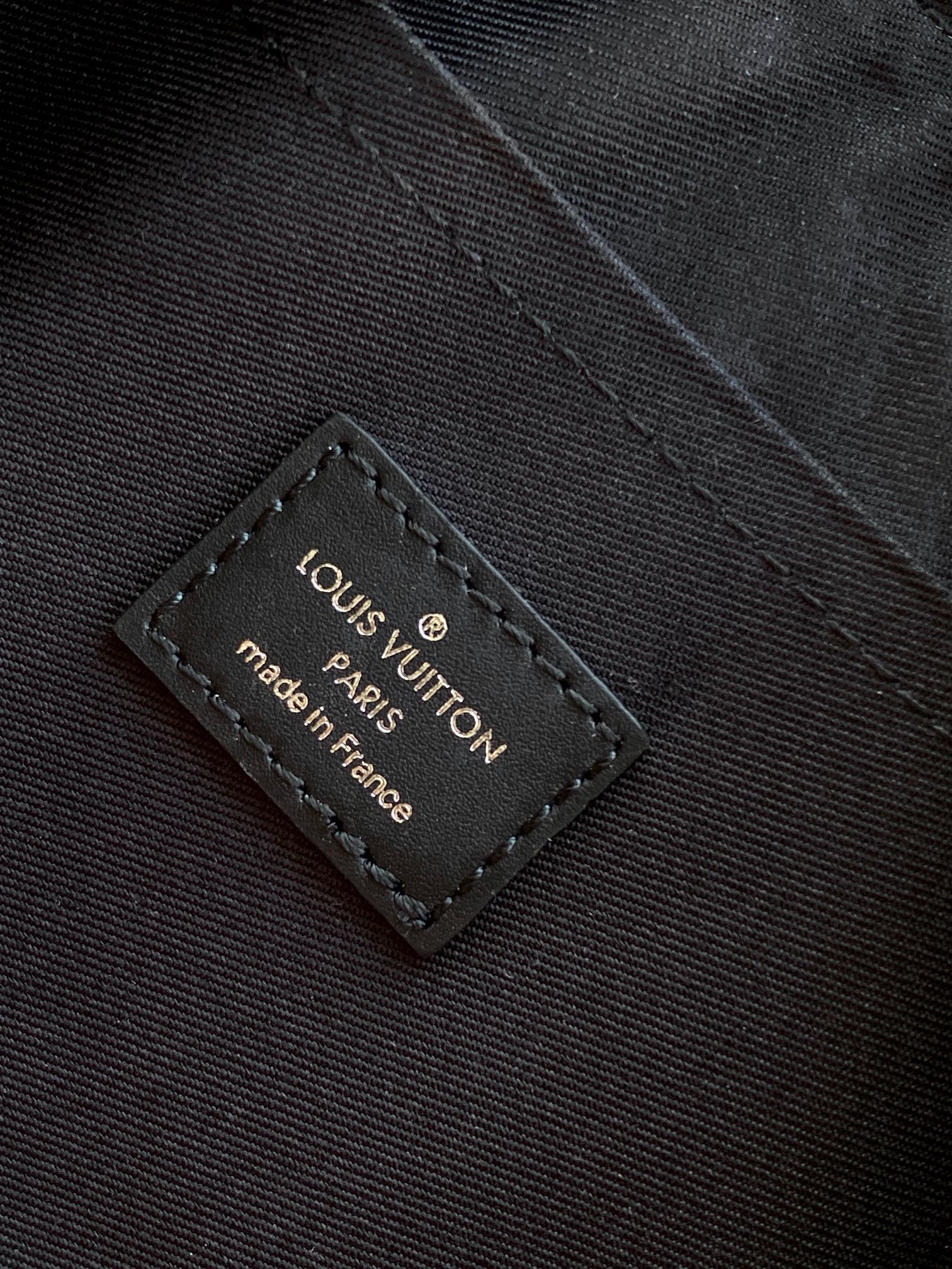 p520 💰【163c01芯片】M28026渐变橙M26930. M27161 M26818 M13166黄色 M12684绿色顶级原单 动态变码本款 Keepall Bandouli&egrave;re 25 手袋浓缩经典 Keepall 旅行袋设计，以 Pharrell Williams 创作的 Monogram Surfin&rsquo; 帆布演绎都市型格。繁复图案融合缤纷夏日元素，洋溢热带风情和复古格调，可拆卸肩带和辊压皮革手柄实现多种背携方式。25.0 x 15.0 x 11.0 厘米 (长 x 高 x 宽)
	&bull;	Monogram Surfin&rsquo; 涂层帆布
	&bull;	牛皮革饰边
	&bull;	织物内衬
	&bull;	抛光金属件
	&bull;	拉链主隔层
	&bull;	可拆卸名牌
	&bull;	肩带：可拆卸，可调节
	&bull;	包带半长：55.0 厘米
	&bull;	包带半长可调至：63.0 厘米
	&bull;	手柄：双手柄