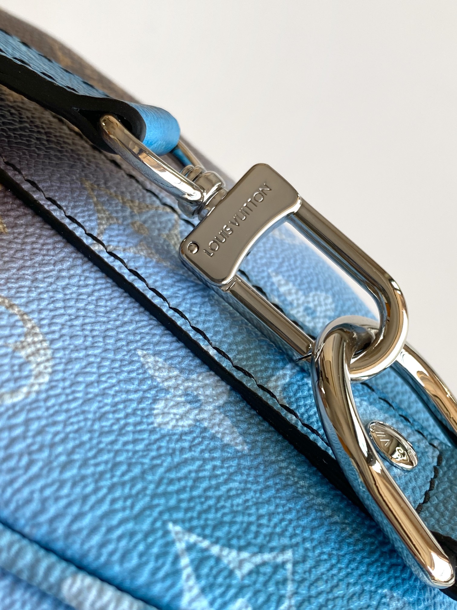 p520 💰【163c01芯片】M28026渐变蓝M26930. M27161 M26818 M13166黄色 M12684绿色顶级原单 动态变码本款 Keepall Bandouli&egrave;re 25 手袋浓缩经典 Keepall 旅行袋设计，以 Pharrell Williams 创作的 Monogram Surfin&rsquo; 帆布演绎都市型格。繁复图案融合缤纷夏日元素，洋溢热带风情和复古格调，可拆卸肩带和辊压皮革手柄实现多种背携方式。25.0 x 15.0 x 11.0 厘米 (长 x 高 x 宽)
	&bull;	Monogram Surfin&rsquo; 涂层帆布
	&bull;	牛皮革饰边
	&bull;	织物内衬
	&bull;	抛光金属件
	&bull;	拉链主隔层
	&bull;	可拆卸名牌
	&bull;	肩带：可拆卸，可调节
	&bull;	包带半长：55.0 厘米
	&bull;	包带半长可调至：63.0 厘米
	&bull;	手柄：双手柄