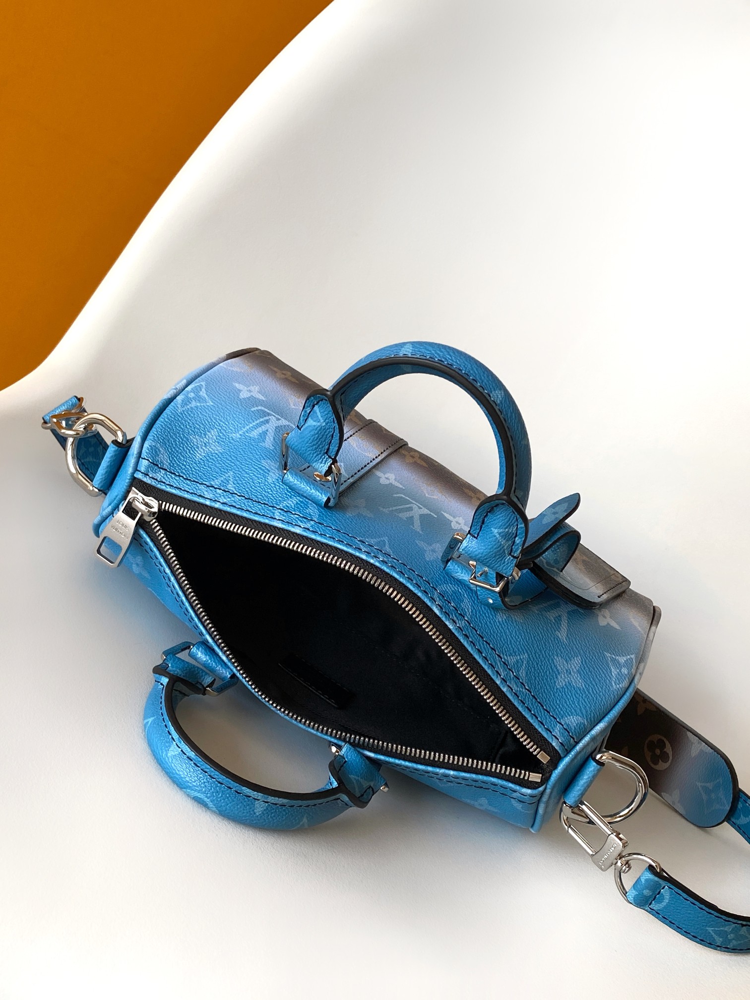 p520 💰【163c01芯片】M28026渐变蓝M26930. M27161 M26818 M13166黄色 M12684绿色顶级原单 动态变码本款 Keepall Bandouli&egrave;re 25 手袋浓缩经典 Keepall 旅行袋设计，以 Pharrell Williams 创作的 Monogram Surfin&rsquo; 帆布演绎都市型格。繁复图案融合缤纷夏日元素，洋溢热带风情和复古格调，可拆卸肩带和辊压皮革手柄实现多种背携方式。25.0 x 15.0 x 11.0 厘米 (长 x 高 x 宽)
	&bull;	Monogram Surfin&rsquo; 涂层帆布
	&bull;	牛皮革饰边
	&bull;	织物内衬
	&bull;	抛光金属件
	&bull;	拉链主隔层
	&bull;	可拆卸名牌
	&bull;	肩带：可拆卸，可调节
	&bull;	包带半长：55.0 厘米
	&bull;	包带半长可调至：63.0 厘米
	&bull;	手柄：双手柄