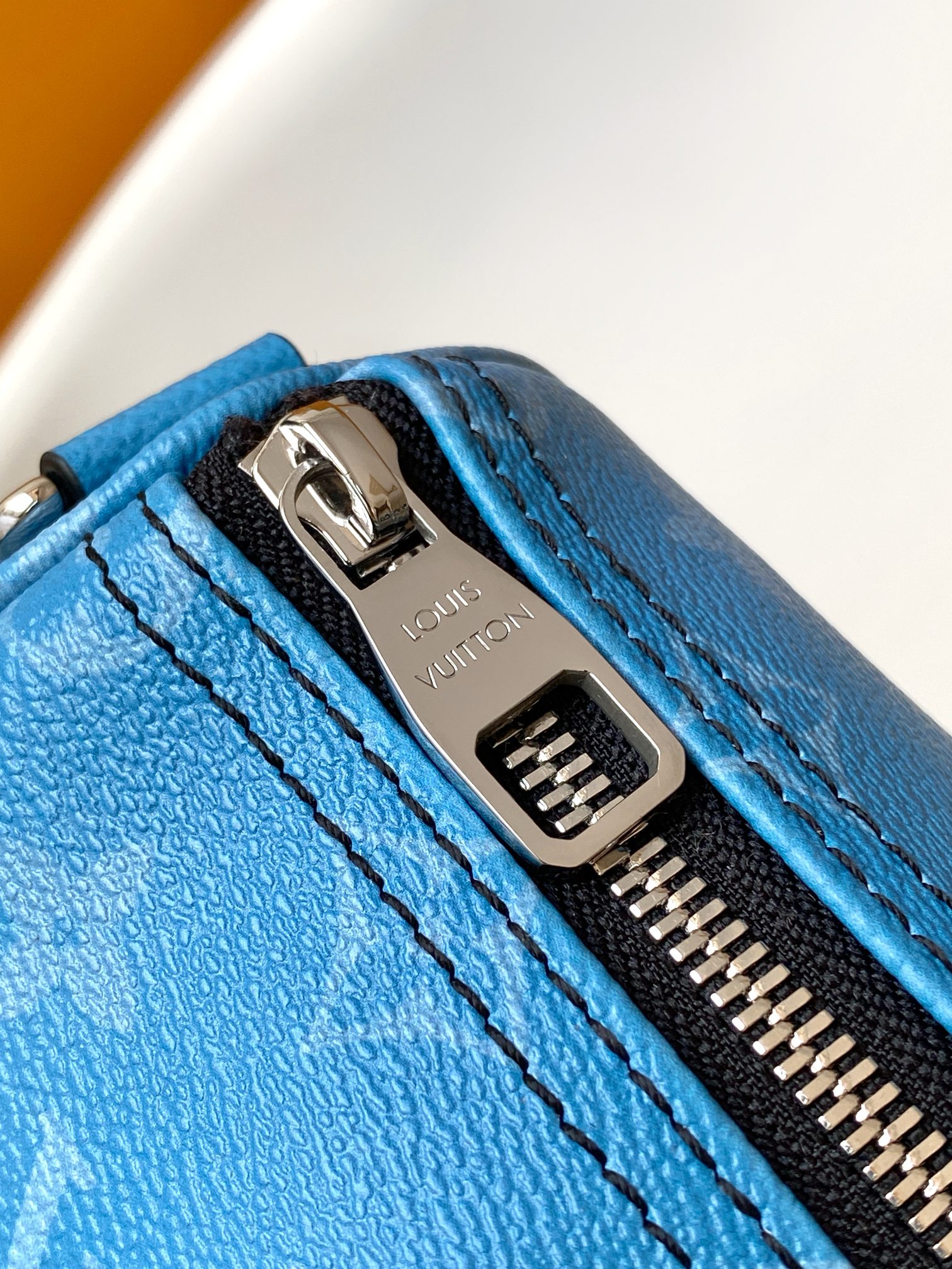 p520 💰【163c01芯片】M28026渐变蓝M26930. M27161 M26818 M13166黄色 M12684绿色顶级原单 动态变码本款 Keepall Bandouli&egrave;re 25 手袋浓缩经典 Keepall 旅行袋设计，以 Pharrell Williams 创作的 Monogram Surfin&rsquo; 帆布演绎都市型格。繁复图案融合缤纷夏日元素，洋溢热带风情和复古格调，可拆卸肩带和辊压皮革手柄实现多种背携方式。25.0 x 15.0 x 11.0 厘米 (长 x 高 x 宽)
	&bull;	Monogram Surfin&rsquo; 涂层帆布
	&bull;	牛皮革饰边
	&bull;	织物内衬
	&bull;	抛光金属件
	&bull;	拉链主隔层
	&bull;	可拆卸名牌
	&bull;	肩带：可拆卸，可调节
	&bull;	包带半长：55.0 厘米
	&bull;	包带半长可调至：63.0 厘米
	&bull;	手柄：双手柄