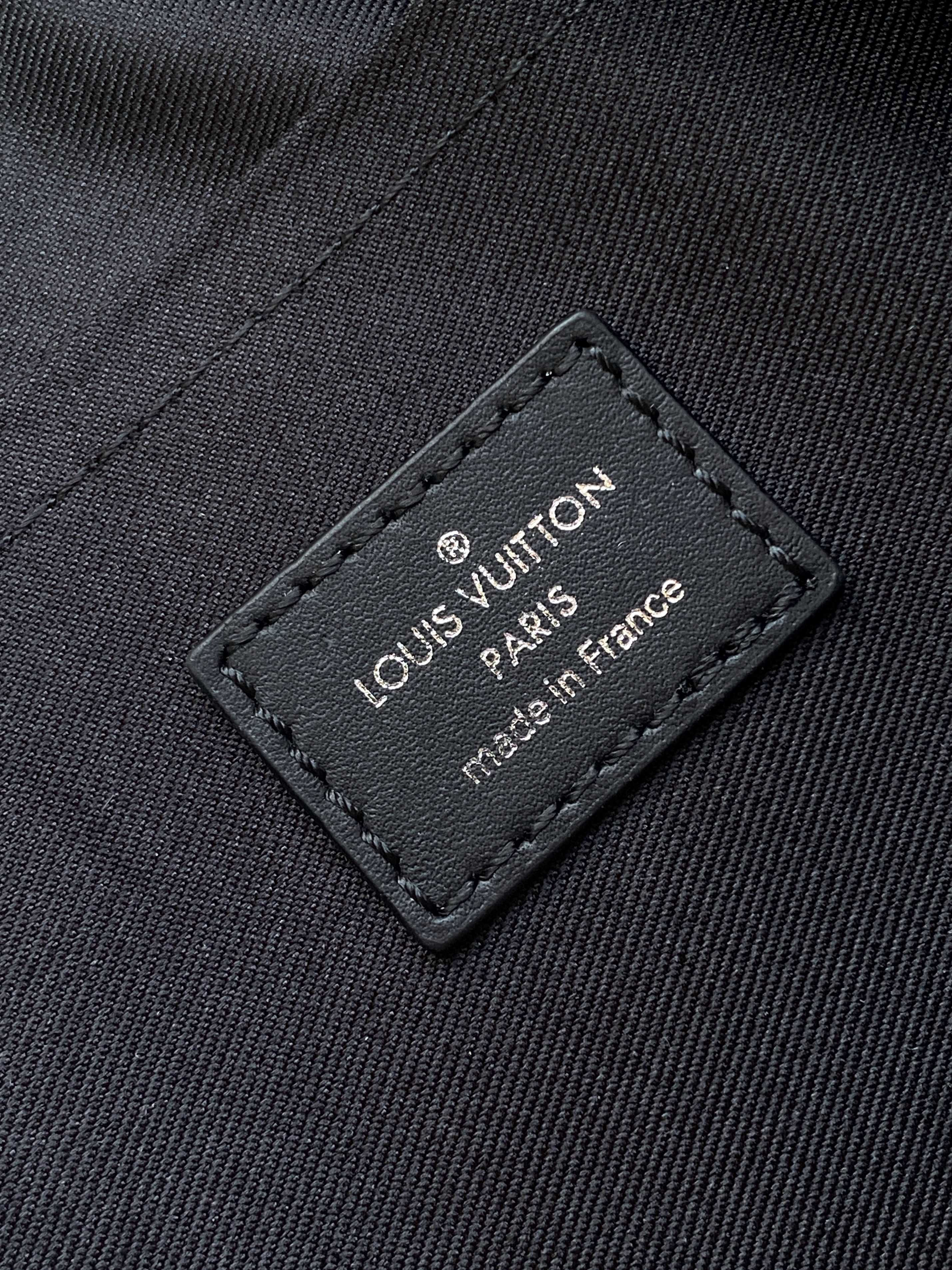 p520 💰【163c01芯片】M28026渐变蓝M26930. M27161 M26818 M13166黄色 M12684绿色顶级原单 动态变码本款 Keepall Bandouli&egrave;re 25 手袋浓缩经典 Keepall 旅行袋设计，以 Pharrell Williams 创作的 Monogram Surfin&rsquo; 帆布演绎都市型格。繁复图案融合缤纷夏日元素，洋溢热带风情和复古格调，可拆卸肩带和辊压皮革手柄实现多种背携方式。25.0 x 15.0 x 11.0 厘米 (长 x 高 x 宽)
	&bull;	Monogram Surfin&rsquo; 涂层帆布
	&bull;	牛皮革饰边
	&bull;	织物内衬
	&bull;	抛光金属件
	&bull;	拉链主隔层
	&bull;	可拆卸名牌
	&bull;	肩带：可拆卸，可调节
	&bull;	包带半长：55.0 厘米
	&bull;	包带半长可调至：63.0 厘米
	&bull;	手柄：双手柄