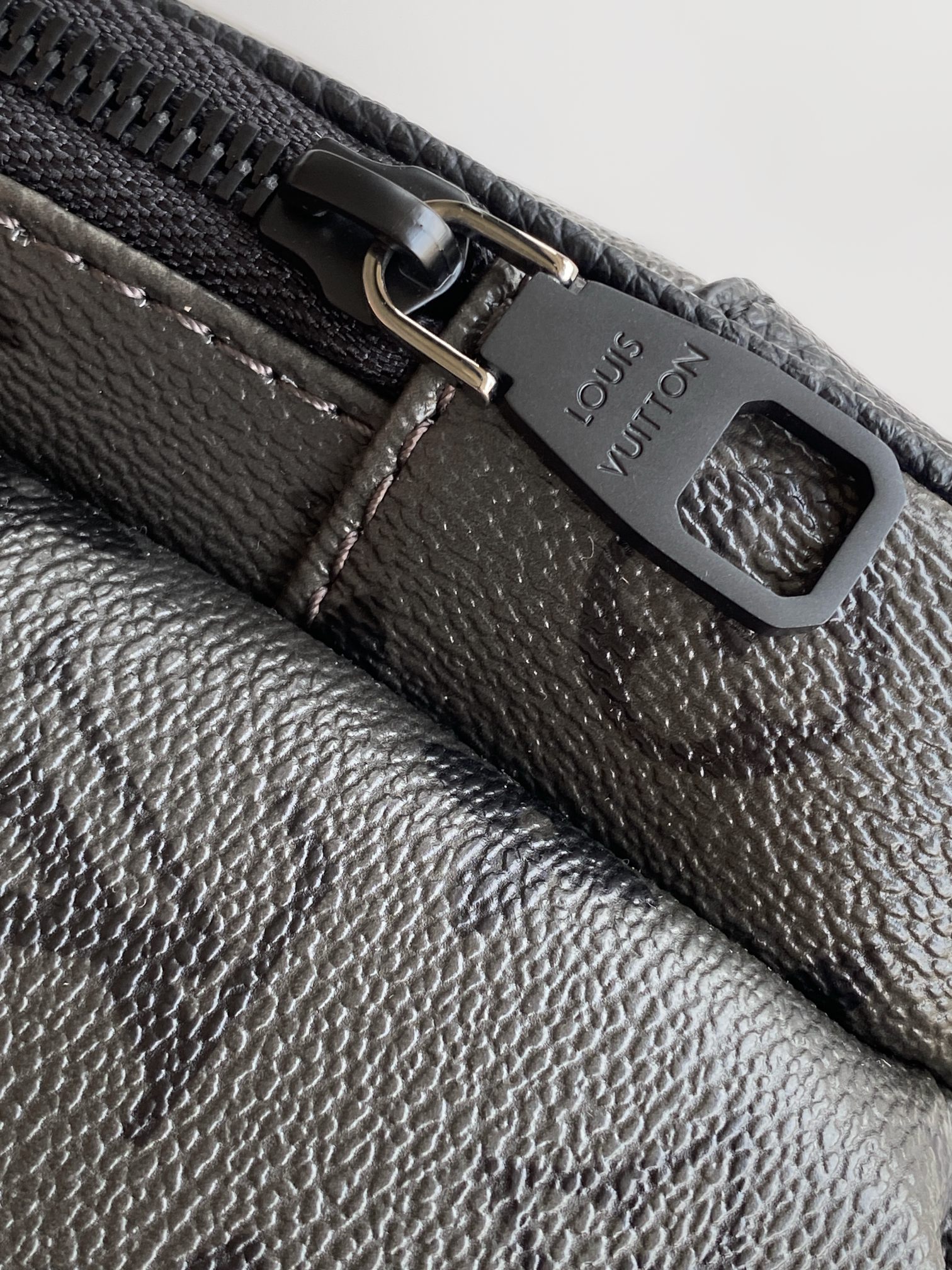 p600💰【163c01 芯片】M26765新款 顶级原单复刻本款 Discovery 双肩包取材 Monogram Shadow 皮革，先后以压印和印花工艺描绘 LV 字母和 Monogram 花卉。宽敞前袋、开放式侧袋和内贴袋共同成就日常出行佳选。29 x 38 x 20厘米(长度 x 高 x 宽)