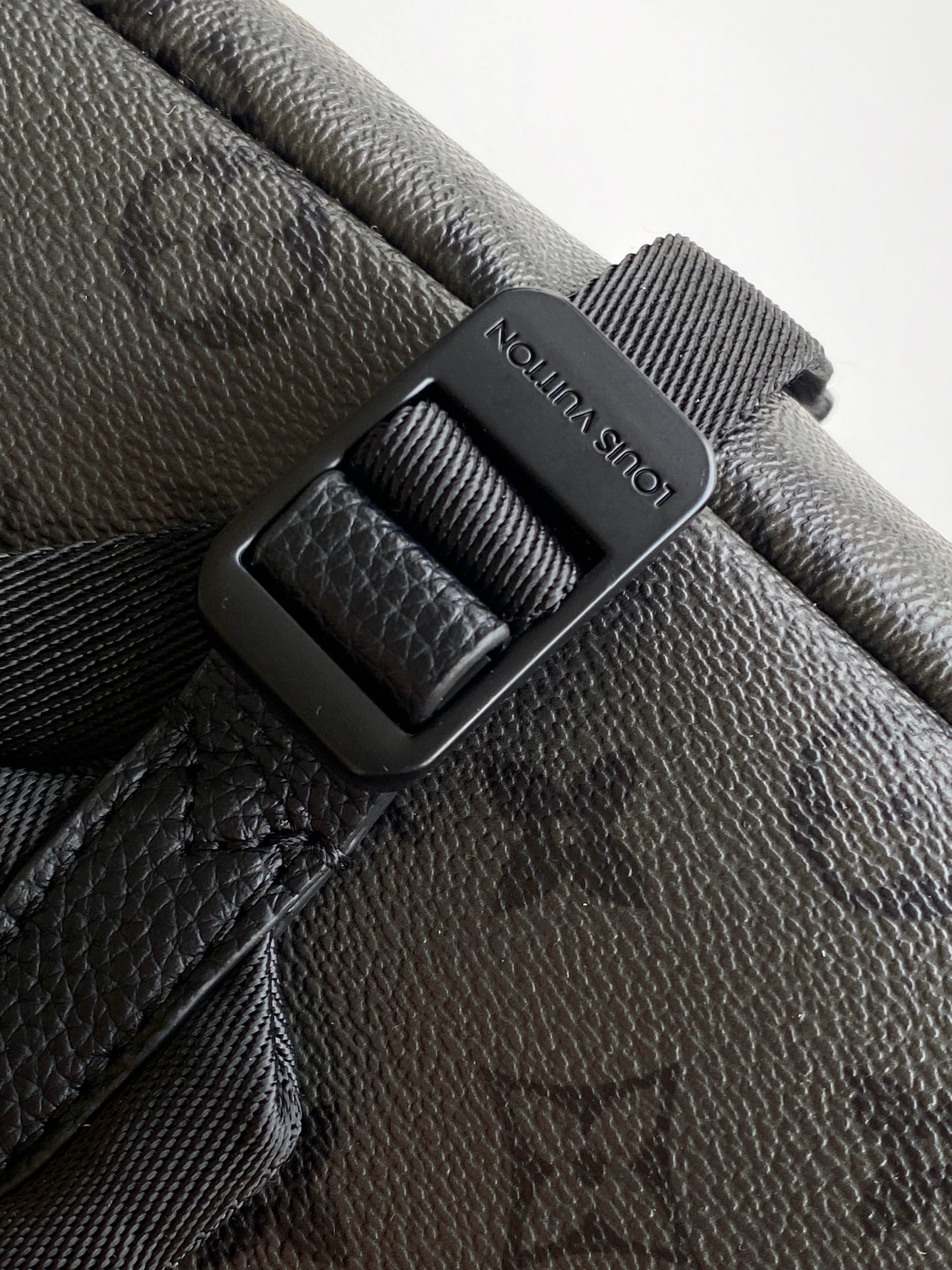 p600💰【163c01 芯片】M26765新款 顶级原单复刻本款 Discovery 双肩包取材 Monogram Shadow 皮革，先后以压印和印花工艺描绘 LV 字母和 Monogram 花卉。宽敞前袋、开放式侧袋和内贴袋共同成就日常出行佳选。29 x 38 x 20厘米(长度 x 高 x 宽)