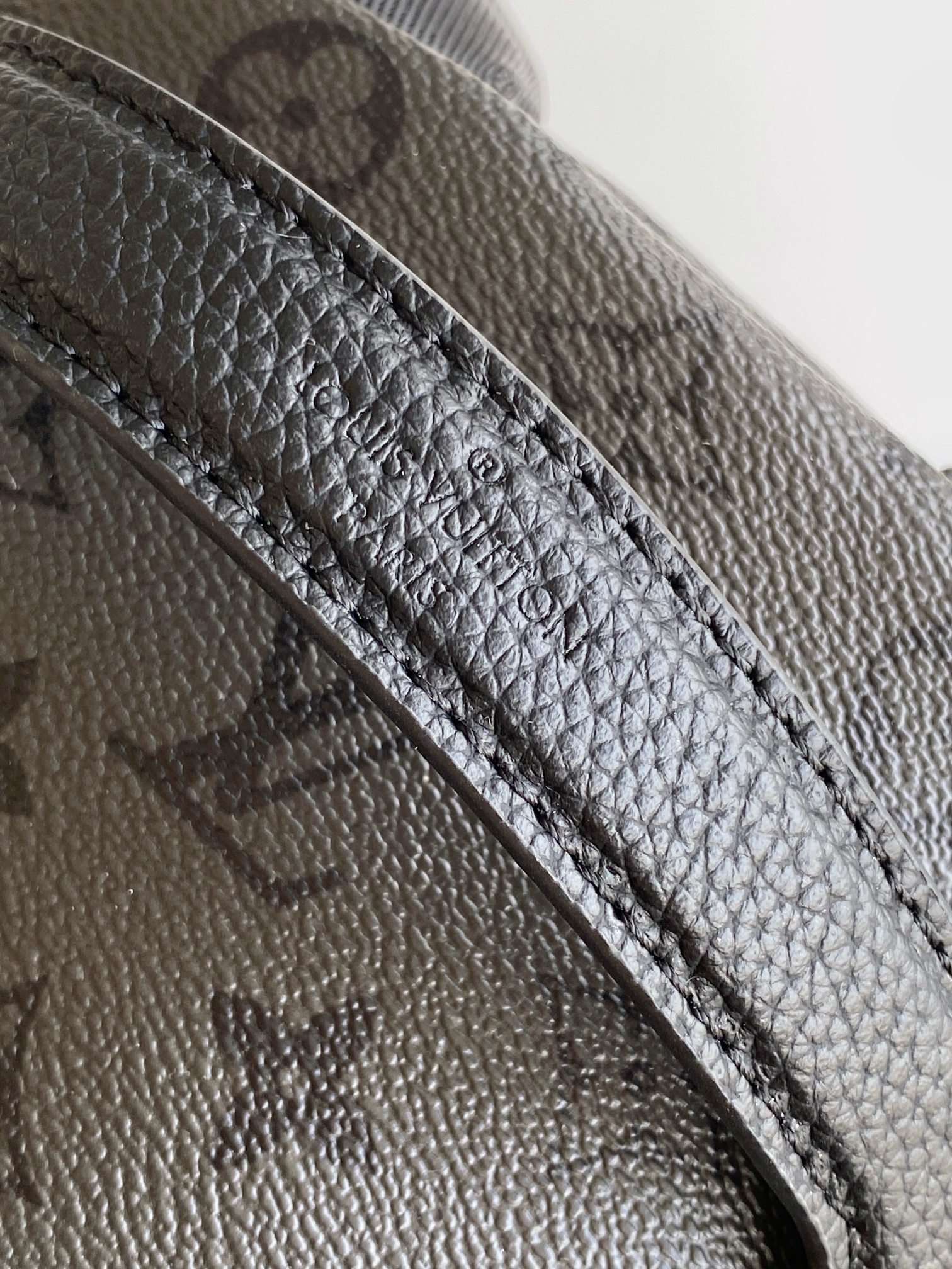 p600💰【163c01 芯片】M26765新款 顶级原单复刻本款 Discovery 双肩包取材 Monogram Shadow 皮革，先后以压印和印花工艺描绘 LV 字母和 Monogram 花卉。宽敞前袋、开放式侧袋和内贴袋共同成就日常出行佳选。29 x 38 x 20厘米(长度 x 高 x 宽)