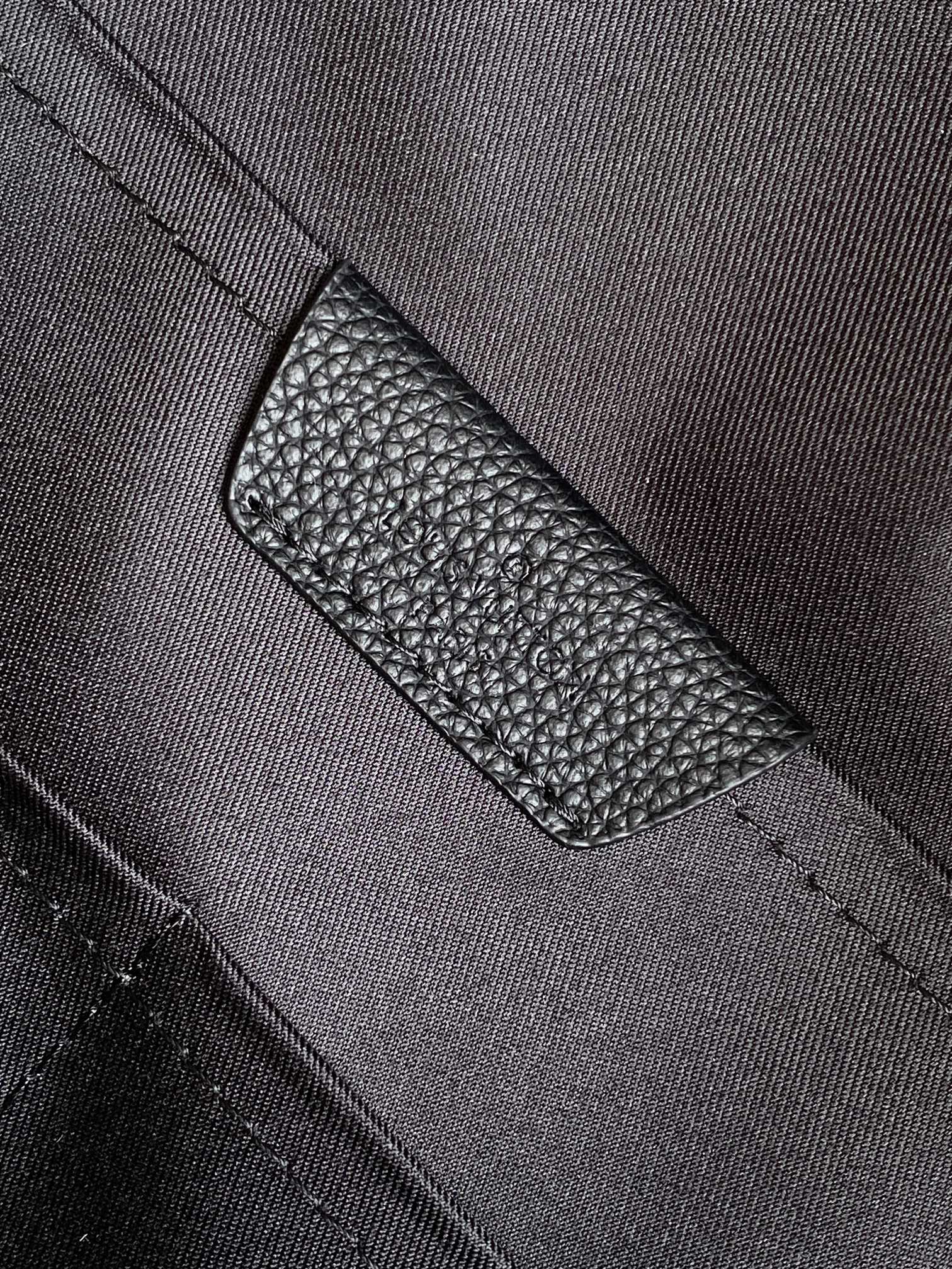 p600💰【163c01 芯片】M26765新款 顶级原单复刻本款 Discovery 双肩包取材 Monogram Shadow 皮革，先后以压印和印花工艺描绘 LV 字母和 Monogram 花卉。宽敞前袋、开放式侧袋和内贴袋共同成就日常出行佳选。29 x 38 x 20厘米(长度 x 高 x 宽)