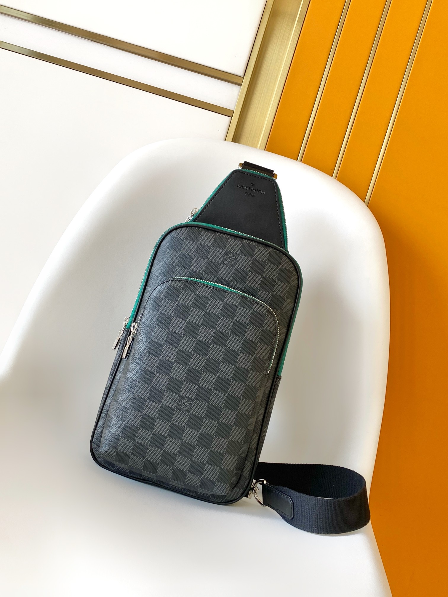 p700💰 【163C01 芯片】M40841独家实拍N00086 M12734 M11702 顶级原单M46344黑花AVENUE 单肩包 Damier Graphite帆布面料的Avenue单肩包是都市生活的完美伴侣:小巧而时髦,展现休闲而不羁的态度。“智能”肩带设计,适合左肩或右肩背携。改善背携舒适度的造型设计;双拉链开合设计,确保贵重物品安放无虞 尺寸20 x 31 x 10cm