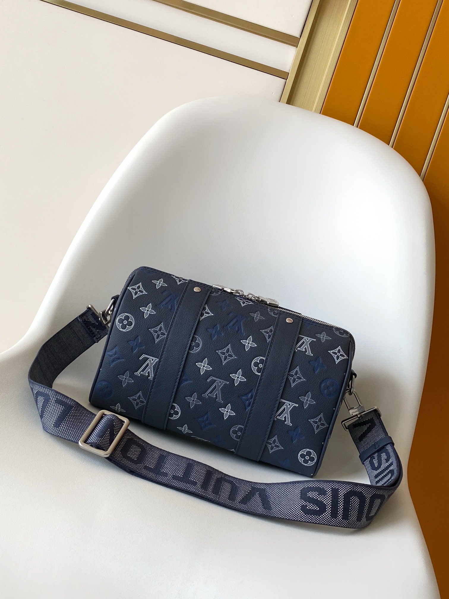 Путевая сумка с монограммой из натуральной кожи Louis Vuitton