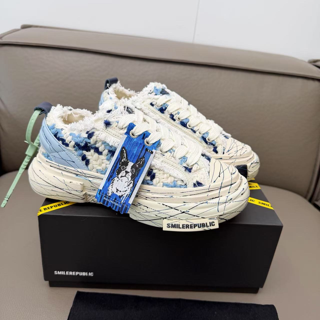 NO:578234,Women, graffiti needs to be customized. Version upgrade. New beggar shoes are on the shelves. SMILEREUBLIC Thick-soled open smile canvas shoes series. Same style as Tan Jianci, Li Chen, Xu Lu, Cheng Xiao, Wang Feifei, with 'SMILE' as the source of inspiration. Mainly soft canvas design with cut wool tassels and unique weaving techniques. Size 35-40, casual shoes/sports shoes, sneakers19860909女,涂鸦需要定做 版本升级 新款乞丐鞋上架 SMILEREUBLIC 厚底开口笑帆布鞋系列 檀健次,李晨,徐璐,程潇,王霏霏同款,以“SMILE”为灵感来源 主打柔软的帆布设计 有裁切的羊毛流苏与独特编织技艺 码数35-40,休闲鞋/运动鞋,sneakers,Women's Shoes