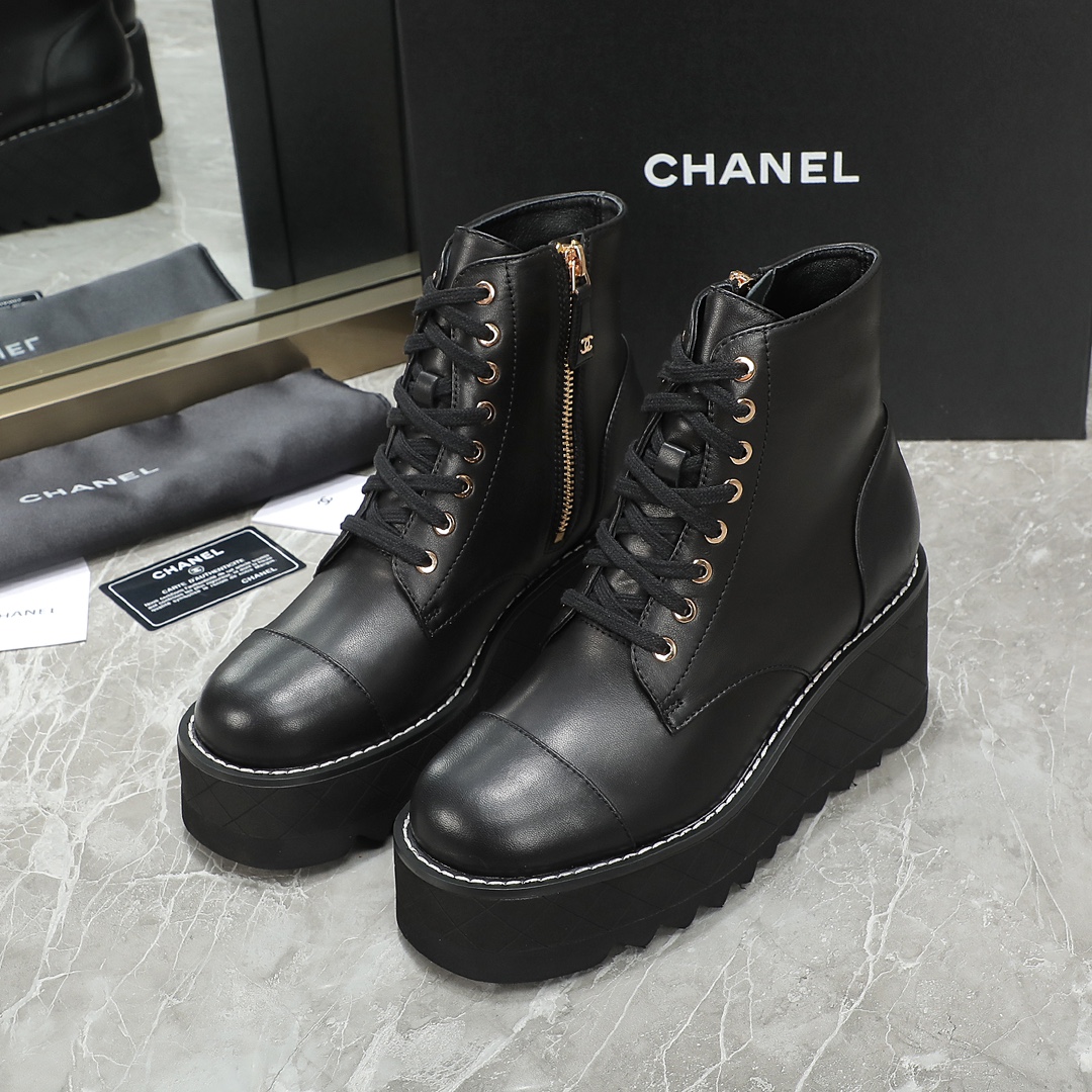 NO:485655,CHANEL/Chanel Xiaoxiang autumn and winter catwalk boots are super beautiful, light and taller. Whoever wears them, the girl’s favorite is really the representative of handsome fashion. The boots are decorated with hardware letters, which are low-key and luxurious!  Simple, fashionable, personal and grand!  Sponge cake thick sole inner heightened ankle boots, leg pulling artifact, natural and smooth beauty, a kind of stunning beauty of time, and long legs should be shown in winter~ Imported lambskin upper inner lining sheepskin, original wear-resistant velvet sole, heel height increases by about 10CM Size35-41, boots, chanel, chanel, boots, sheepskin19860909CHANEL/香奈儿 小香秋冬走秀靴 超级好看,又轻,又增高.谁穿谁超模,少女们的心头爱真的是帅气时尚的代表 靴筒五金字母点缀 低调不失奢华！简约时尚个性又大气！ 松糕厚底内增高踝靴,拉腿神器,自然流畅的美感,有种惊艳了时光的美感,冬日也要展现大长腿～ 鞋面进口小羊皮 内里羊皮里  大底原版耐磨绒大底 跟高内增高约10CM Size35-41,靴子,chanel,chanel,boots,sheepskin,Women's Shoes
