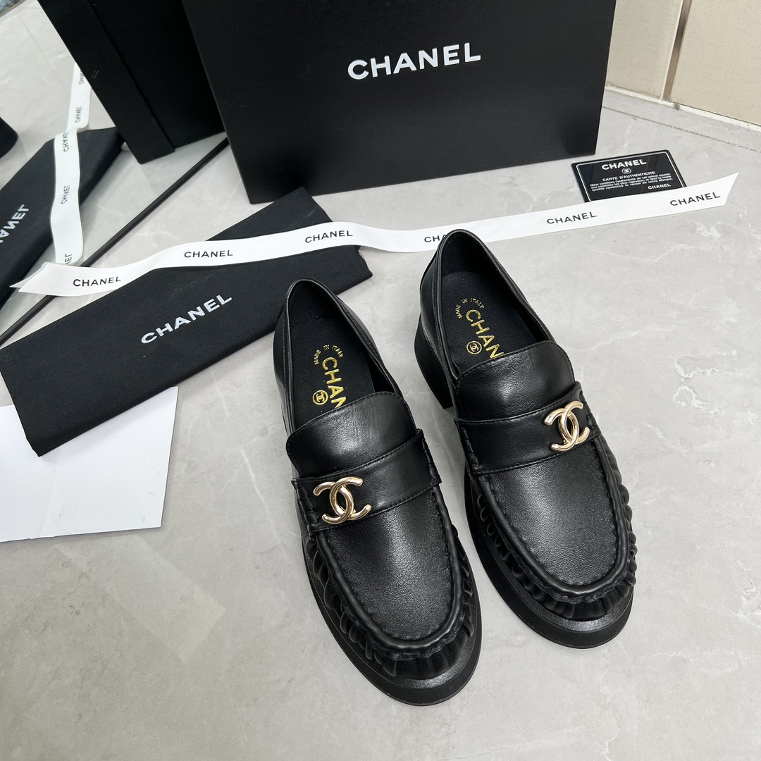 NO:493610,CHANEL/Chanel 24 autumn and winter new thick-soled loafers, which look good no matter how you match them, and you must have fashionable essence!  The matching shows a unique dressing style, and the white mix is ​​shining in place, keeping up with Grandma Xiang’s fashion pace!  The overall look and feels very comfortable to match with!  Original custom sheepskin upper, sheepskin inner lining, footrest, lightweight wear-resistant velvet sole size35-41, loafers, chanel, chanel, loafers, sheepskin19860909CHANEL/香奈儿 24秋冬新款厚底乐福鞋,怎么搭配都好看,时髦精必备！搭配展现与众不同的穿搭风格、白由混搭闪耀到位,跟紧香奶奶时尚步伐！上脚整体非常好看舒服的搭配神器！ 鞋面原版定制羊皮,羊皮内里、垫脚,轻便耐磨绒大底 size35-41,乐福鞋,chanel,chanel,loafers,sheepskin,Women's Shoes