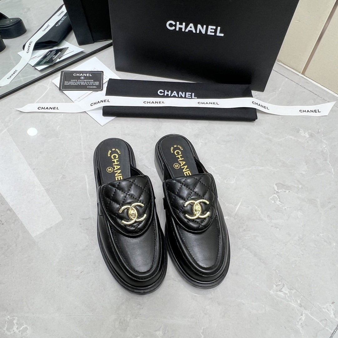 NO:476184,CHANE's latest flip-top half slippers. Classic logo decoration is simple and elegant. Exquisite and high-end feel. It is versatile and age-reducing. It can be used in all kinds of outfits. Imported sheepskin on the upper, inner footbed sheepskin Italian leather outsole. Size 35-42, fisherman's shoes, chanel, slippers, espadrilles, sheepskin, Leather soles19860909专柜同步 CHANE*新款翻盖半拖鞋 经典logo装饰简约大气 精致的高级感 百搭又减龄 各种穿搭都能驾驭. 鞋面进口羊皮 内里垫脚羊皮 意大利真皮大底 尺码35-42,渔夫鞋,chanel,slippers,espadrilles,sheepskin,Leather soles,Women's Shoes