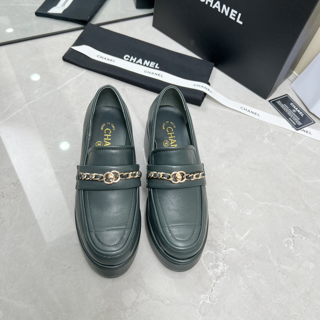 NO:493604,CHANEL/Chanel 24 autumn and winter new thick-soled women's shoes look good no matter how you match it, a must-have for fashionable things!  The matching shows a unique dressing style, and the white mix is ​​shining in place, keeping up with Grandma Xiang’s fashion pace!  The overall look and feels very good and comfortable to match. Upper lambskin / oily leather inner lambskin, outsole original outsole, heel height 6.5cm Size35-41, loafers, chanel, chanel, loafers, sheepskin19860909CHANEL/香奈儿 24秋冬新款厚底女鞋,怎么搭配都好看,时髦精必备！搭配展现与众不同的穿搭风格、白由混搭闪耀到位,跟紧香奶奶时尚步伐！上脚整体非常好看舒服的搭配 鞋面小羊皮 /油皮 内里羊皮里  大底原版大底 跟高6.5cm Size35-41,乐福鞋,chanel,chanel,loafers,sheepskin,Women's Shoes