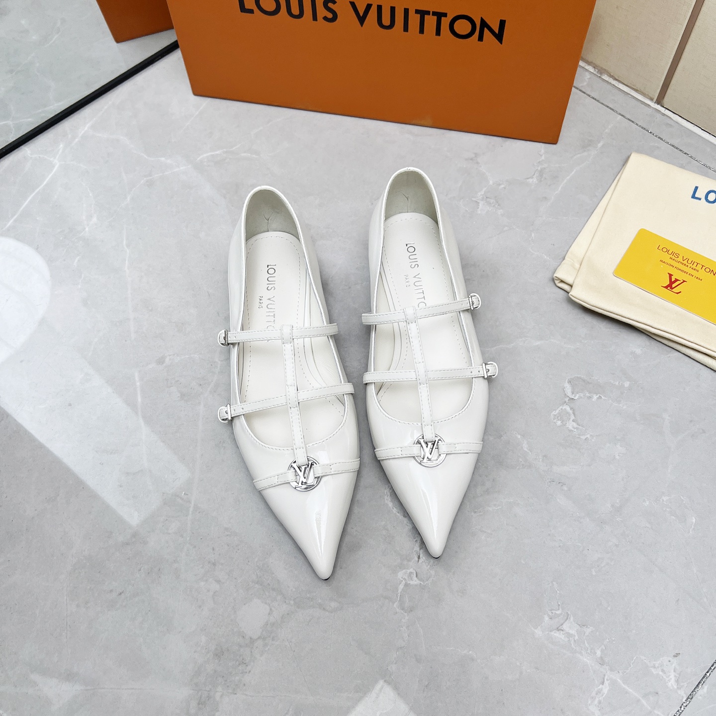 NO:261646,LOUIS VUITTON/Louis Vuitton 25 early spring new flat heel shoes, upper patent leather inner sheepskin sole genuine leather outsole heel high flat heel 1.5cm size 35-42, single shoes, louis vuitton, louis vuitton, sheepskin, Leather soles19860909LOUIS VUITTON/路易威登 25早春新款平跟单鞋 鞋面漆皮 内里羊皮 鞋底真皮大底 跟高平跟1.5cm 码数35-42,单鞋,louis vuitton,louis vuitton,sheepskin,Leather soles,Women's Shoes