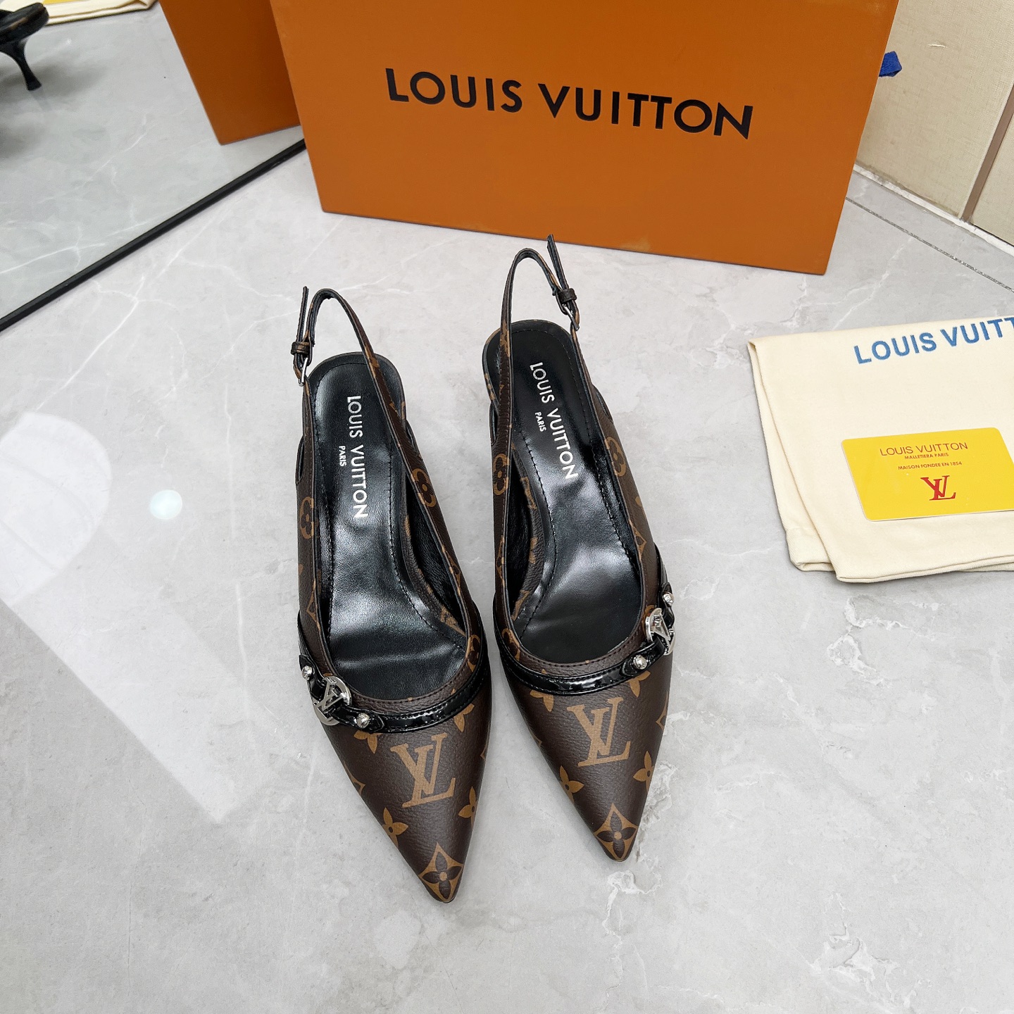 NO:261644,LOUIS VUITTON/Louis Vuitton 25 new sandals, upper sheepskin inner sheepskin sole genuine leather outsole heel height 5.5cm size 35-42, sandals, louis vuitton, louis vuitton, sandals, sheepskin, Leather soles19860909LOUIS VUITTON/路易威登 25新款凉鞋 鞋面羊皮 内里羊皮 鞋底真皮大底 跟高5.5cm 码数35-42,凉鞋,louis vuitton,louis vuitton,sandals,sheepskin,Leather soles,Women's Shoes
