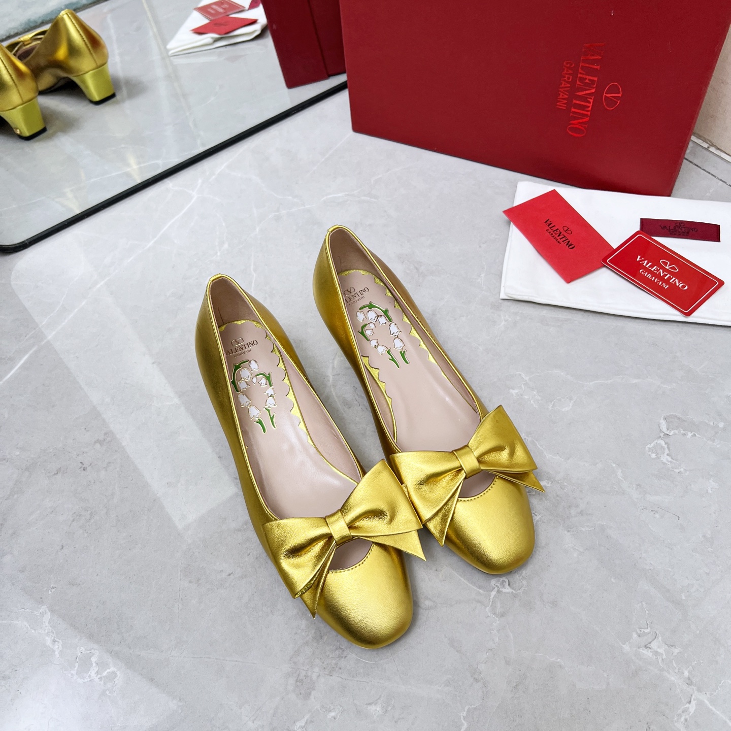 NO:261656,Valentino/Valentino New bow single shoes Fabric sheepskin inner sheepskin outsole leather outsole heel height 4.5cm. SIZE35-41, single shoes, valentino, valentino, sheepskin, Leather soles19860909Valentino/华伦天奴 新款蝴蝶结单鞋 面料羊皮 内里羊皮  大底真皮大底 跟高4.5cm. SIZE35一41,单鞋,valentino,valentino,sheepskin,Leather soles,Women's Shoes