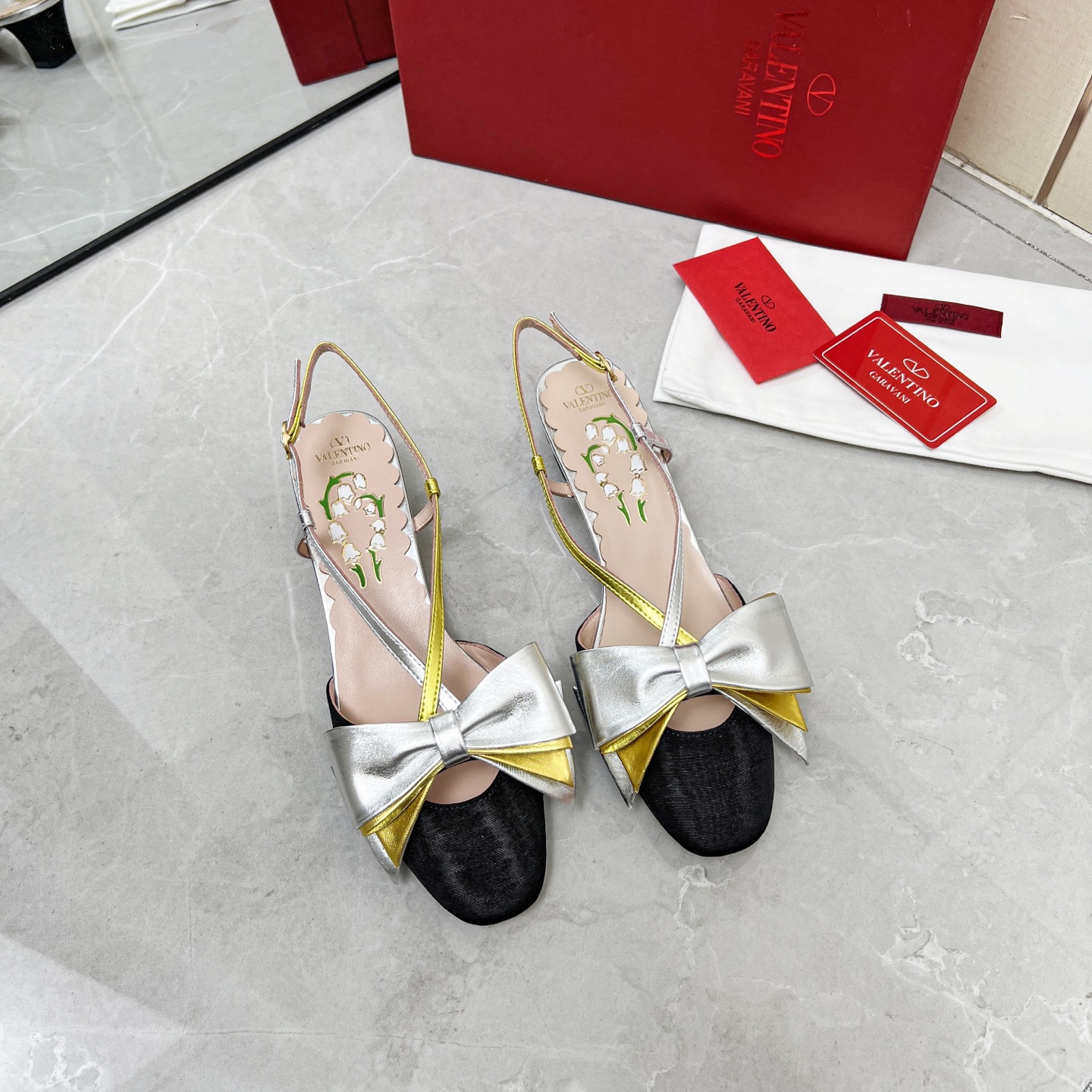 NO:261654,Valentino/Valentino New bow sandals Fabric sheepskin/cloth/paper leather Inner sheepskin Outsole genuine leather outsole Heel height 4.5cm. SIZE35-41, sandals, valentino, valentino, sandals, sheepskin, Leather soles19860909Valentino/华伦天奴 新款蝴蝶结凉鞋 面料羊皮/布/漆皮 内里羊皮  大底真皮大底 跟高4.5cm. SIZE35一41,凉鞋,valentino,valentino,sandals,sheepskin,Leather soles,Women's Shoes