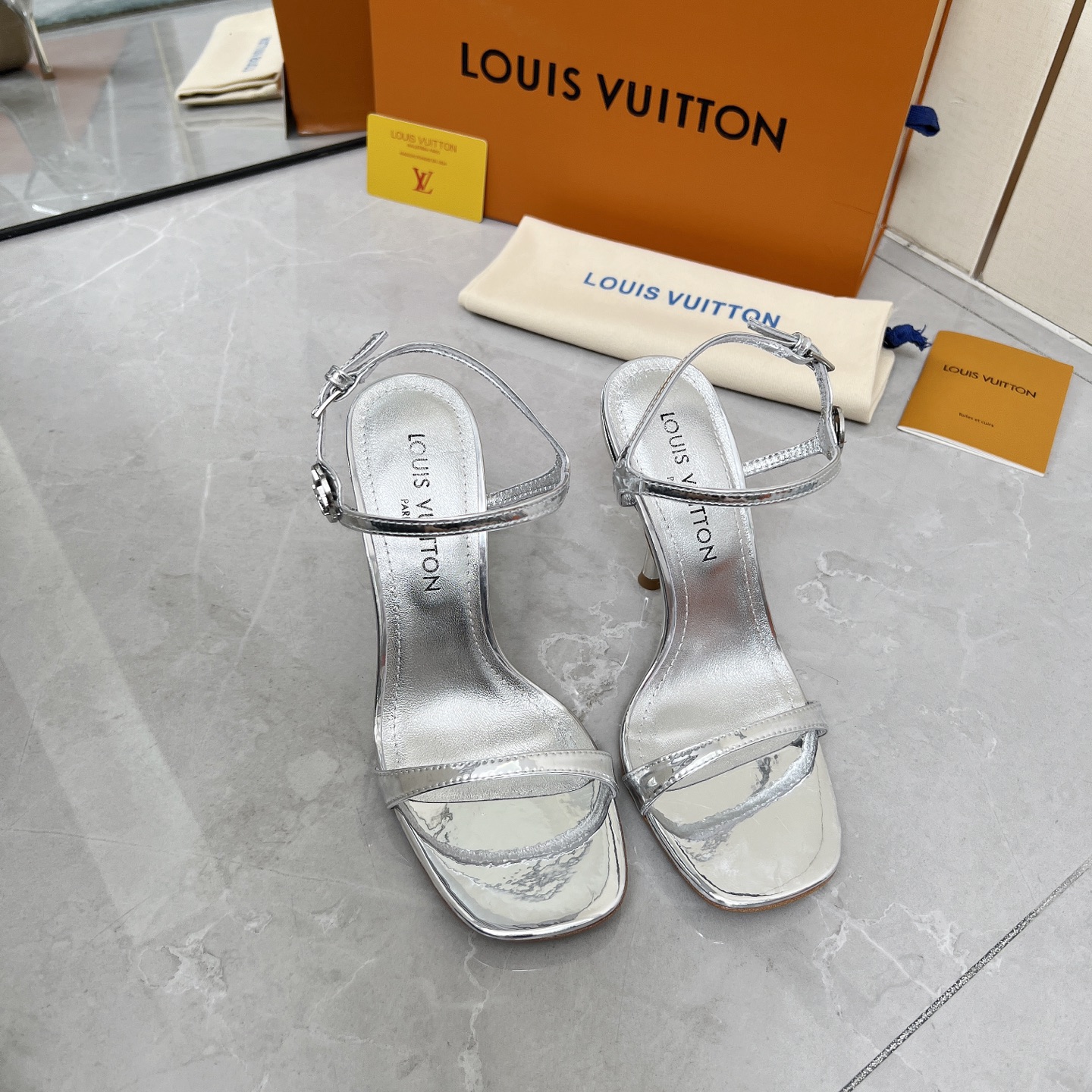 NO:261651,LOUIS VUITTON/Louis Vuitton New strap sandals Upper patent leather inner sheepskin sole Italian leather outsole Heel height 9.5cm Size 35-42, high heel sandals, louis vuitton, louis vuitton, sandals, high heels, sheepskin, Leather soles19860909LOUIS VUITTON/路易威登 新款一字带凉鞋 鞋面漆皮 内里羊皮 鞋底意大利真皮大底 跟高9.5cm 码数35-42,高跟鞋凉鞋,louis vuitton,louis vuitton,sandals,high heels,sheepskin,Leather soles,Women's Shoes