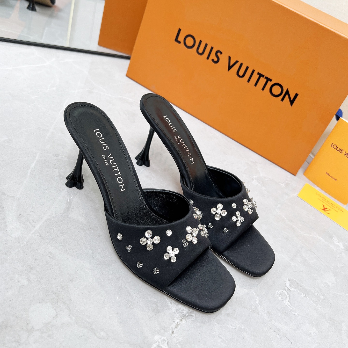 NO:259826,LOUIS VUITTON/Louis Vuitton New slippers, silk upper, inner sheepskin, sole, Italian leather outsole, heel height 5.5cm/7.5cm, size 35-42, high heels, louis vuitton, louis vuitton, high heels, slippers, sheepskin, real silk, Leather soles19860909LOUIS VUITTON/路易威登 新款拖鞋 鞋面真丝 内里羊皮 鞋底意大利真皮大底 跟高5.5cm/7.5cm 码数35-42,高跟鞋,louis vuitton,louis vuitton,high heels,slippers,sheepskin,real silk,Leather soles,Women's Shoes