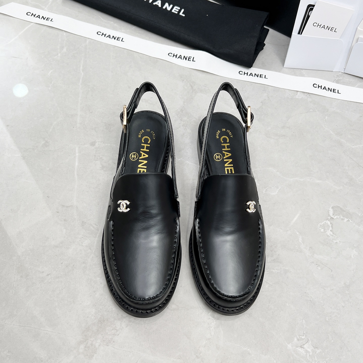 NO:259821,Popular single-shoe sandals CHANEL/ Chanel 25C British style double C loafer sandals This loafer lover must not be wrong. This style is more neutral and handsome in temperament. Double C rhinestone hardware buckle looks particularly exquisite. One foot pedal. It is really not too convenient to put on and take off!  The upper is made of imported open beads, the inner foot pad is made of high-end sheepskin, imported Italian leather outsole Size35-42, sandals Mary Jane, chanel, chanel, loafers, sandals, mary jane, sheepskin, Leather soles19860909爆款单鞋凉鞋 CHANEL/ 香奈儿 25C英伦风双C乐福鞋凉鞋 此款乐福鞋爱好者绝不能错 这款气质上更中性帅气几分 双C 水钻五金扣 显得格外精致 一脚蹬 穿脱真的不要太方便！ 鞋面采用进口开边珠 内里垫脚采用高级羊皮 意大利进口真皮大底 Size35-42,凉鞋玛丽珍,chanel,chanel,loafers,sandals,mary jane,sheepskin,Leather soles,Women's Shoes