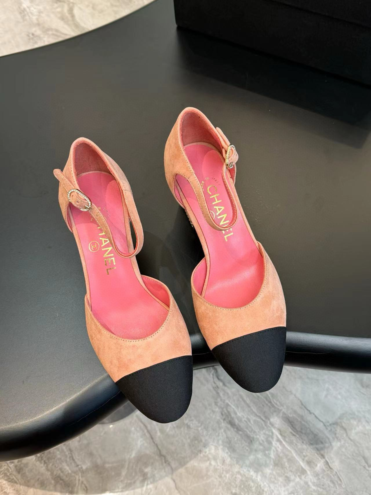 NO:259818,CHANEL/Chanel official website synchronized high version. A must-have hot spring and autumn Xiangjia, goddess series, with the elegant and famous temperament of Xiangjia, super durable, irresistible, heart-wrenching... Material upper imported sheep pendant/cloth inner footbed imported sheepskin (the original version is consistent) Outsole genuine leather outsole Heel height 6.5cm Size 35-40 (34 40 41 customized non-return and exchange), sandals Mary Zhen, chanel, chanel, chanel, sandals, mary jane, sheepskin, sheep, Leather soles19860909CHANEL/香奈儿 官网同步高版本 春秋季香家必备爆款,女神系列,拥有香家特色优雅名媛气质,超级耐看,让人无法抗拒,心动ing…… 材料鞋面进口羊猄/布 内里垫脚进口羊皮（原版一致） 大底真皮大底 跟高6.5cm 码数 35-40（34 40 41定做不退换）,凉鞋玛丽珍,chanel,chanel,chanel,sandals,mary jane,sheepskin,sheep,Leather soles,Women's Shoes