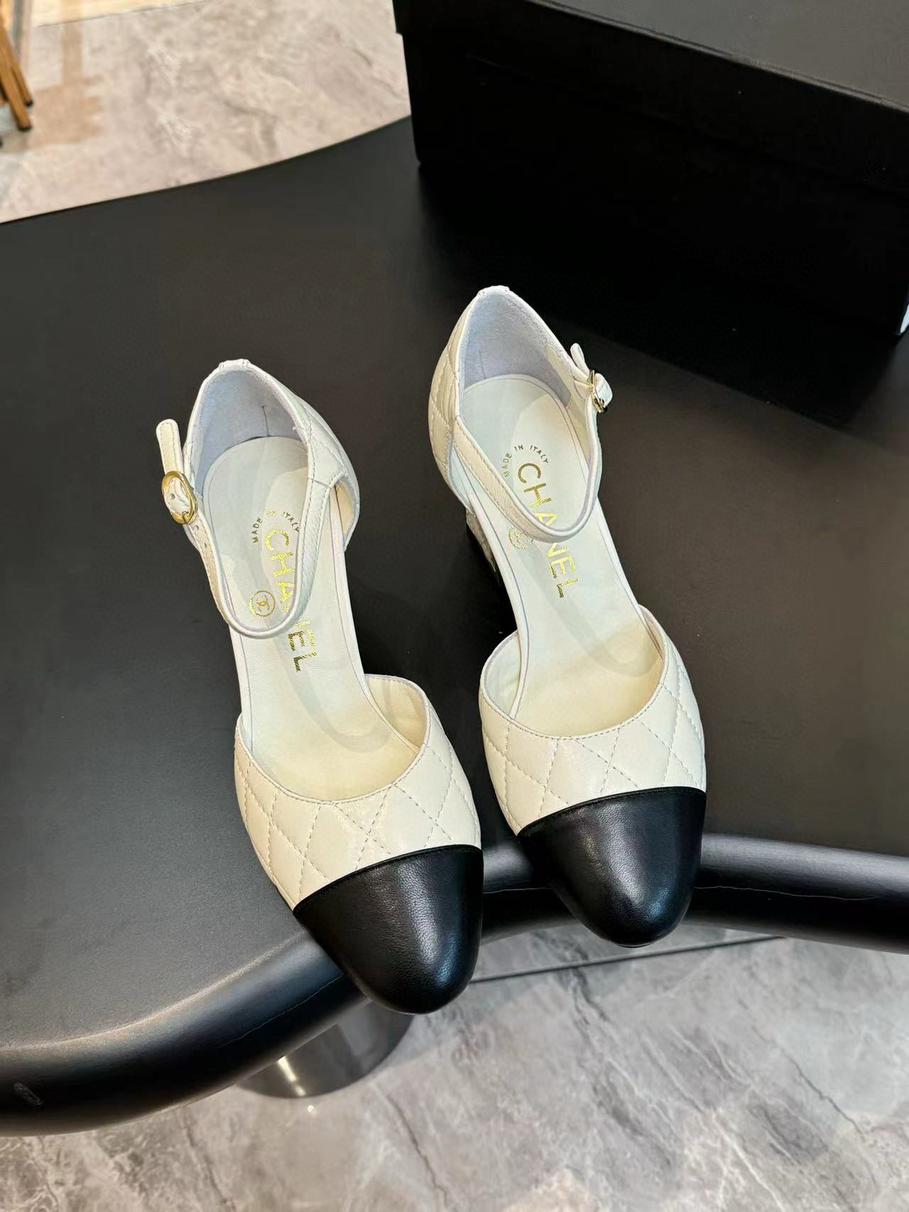 NO:259819,CHANEL/Chanel official website synchronized high version. A must-have hot product for Xiangjia in spring and autumn, goddess series, with the elegant and famous temperament of Xiangjia, super durable, irresistible, heart-wonderful... Material upper imported sheepskin inner footbed imported sheepskin (the original version is consistent) Outsole genuine leather outsole heel height 6.5cm Size 35-40 (34 40 41 customized non-return and exchange), sandals Mary Zhen, chanel, chanel, chanel, sandals, mary jane, sheepskin, Leather soles19860909CHANEL/香奈儿 官网同步高版本 春秋季香家必备爆款,女神系列,拥有香家特色优雅名媛气质,超级耐看,让人无法抗拒,心动ing…… 材料鞋面进口羊皮 内里垫脚进口羊皮（原版一致） 大底真皮大底 跟高6.5cm 码数 35-40（34 40 41定做不退换）,凉鞋玛丽珍,chanel,chanel,chanel,sandals,mary jane,sheepskin,Leather soles,Women's Shoes