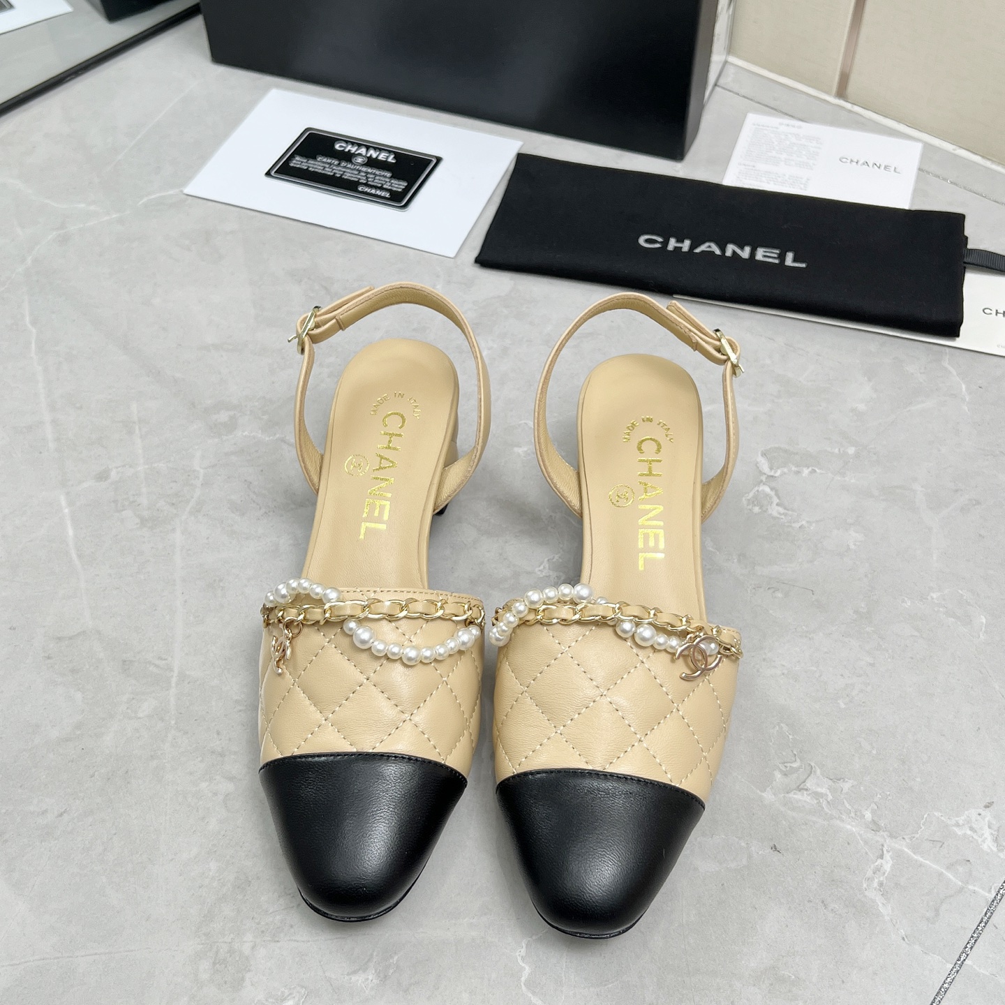 NO:252266,CHANEL/Chanel 25ss new thick-heeled sandals. The classic diamond elements of Xiaoxiangjia are paired with pearl chains. It is a hit. This season's Xiangjia is a hit!  I really love it at first sight. Upper cowhide/sheel tiles. Imported sheepskin lining. Outsole leather outsole. Heel height 5cm. Size: 35-41 (40 41 custom made without return or exchange), sandals, chanel, chanel, chanel, sandals, cowhide, sheepskin, sheep, Leather soles19860909CHANEL/香奈儿 25ss新品粗跟凉鞋 小香家经典的菱格元素搭配珍珠链条 火爆上新 这一季香家大爆款！真的一眼爱了 鞋面牛皮/羊猄 内里进口羊皮里 大底真皮大底 跟高5cm 码数:35-41（40 41订制不退换）,凉鞋,chanel,chanel,chanel,sandals,cowhide,sheepskin,sheep,Leather soles,Women's Shoes