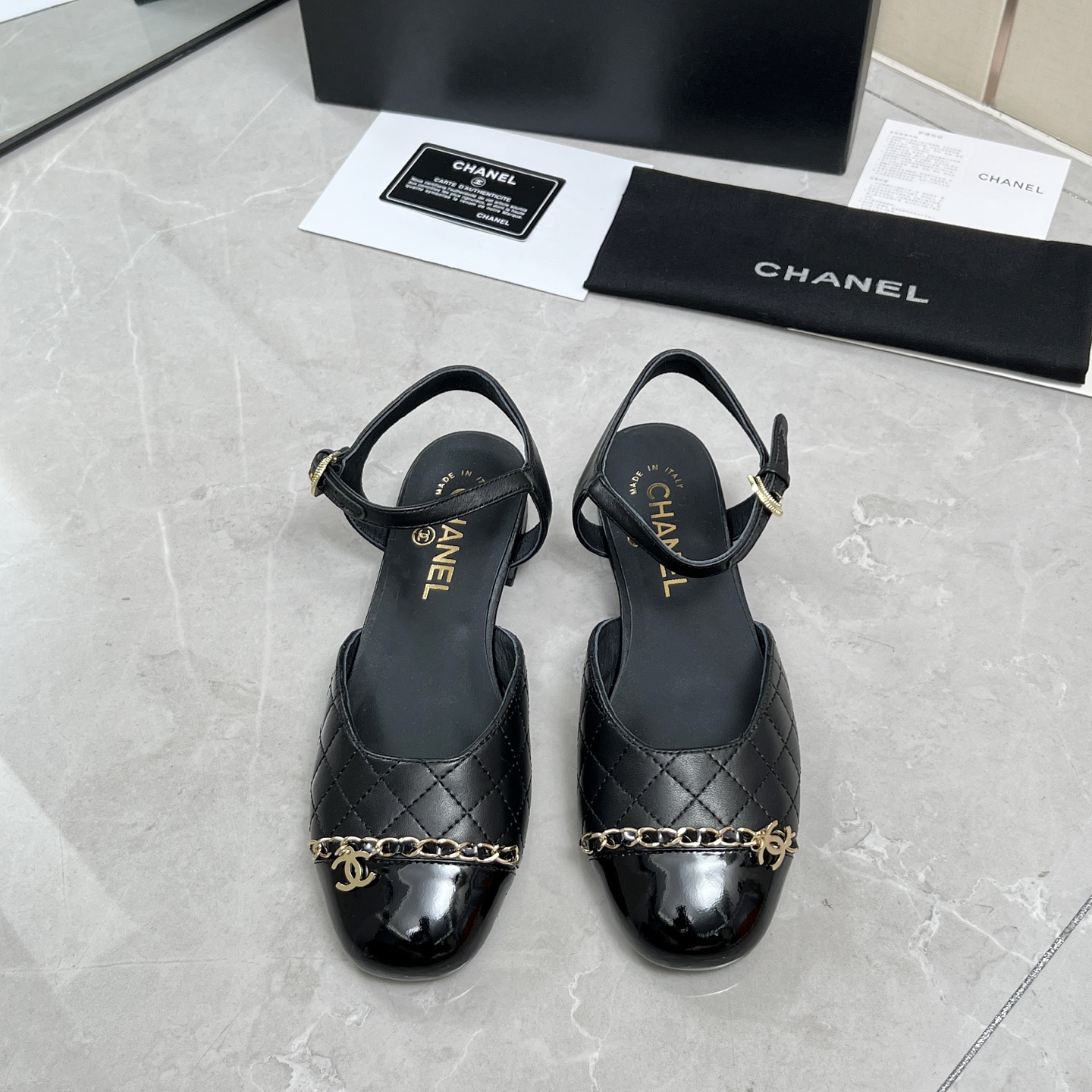 NO:252269,CHANEL/Chanel 25ss new Mary Jane Sandals The counter is simply snatched up, and the photos are popular on major social platforms. This episode's catwalk style is definitely too handsome, and it is definitely the hottest style of this season. The counter fairies are really too aware of the goods. They don't stagnate and will not scratch their feet. The texture is very soft and comfortable. Fabric: imported cowhide/silk Inner: imported sheepskin Outsole: genuine leather outsole Heel height 1.5cm Size35-41 (40 41 Custom made), sandals, chanel, chanel, sandals, mary jane, cowhide, sheepskin, silk fabric, Leather soles19860909CHANEL/香奈儿 25ss新款玛丽珍凉鞋 专柜简直疯抢了,各大社交平台热门晒图,这期的走秀款绝对太帅了,绝对是这一季最热门的款式,专柜仙女们真的太识货了,不卡脚也不会磨脚,质感上脚是非常柔软舒服的 面料:进口牛皮/绸缎 内里:进口羊皮 大底:真皮大底 跟高1.5cm Size35-41(40 41 定做),凉鞋,chanel,chanel,sandals,mary jane,cowhide,sheepskin,silk fabric,Leather soles,Women's Shoes