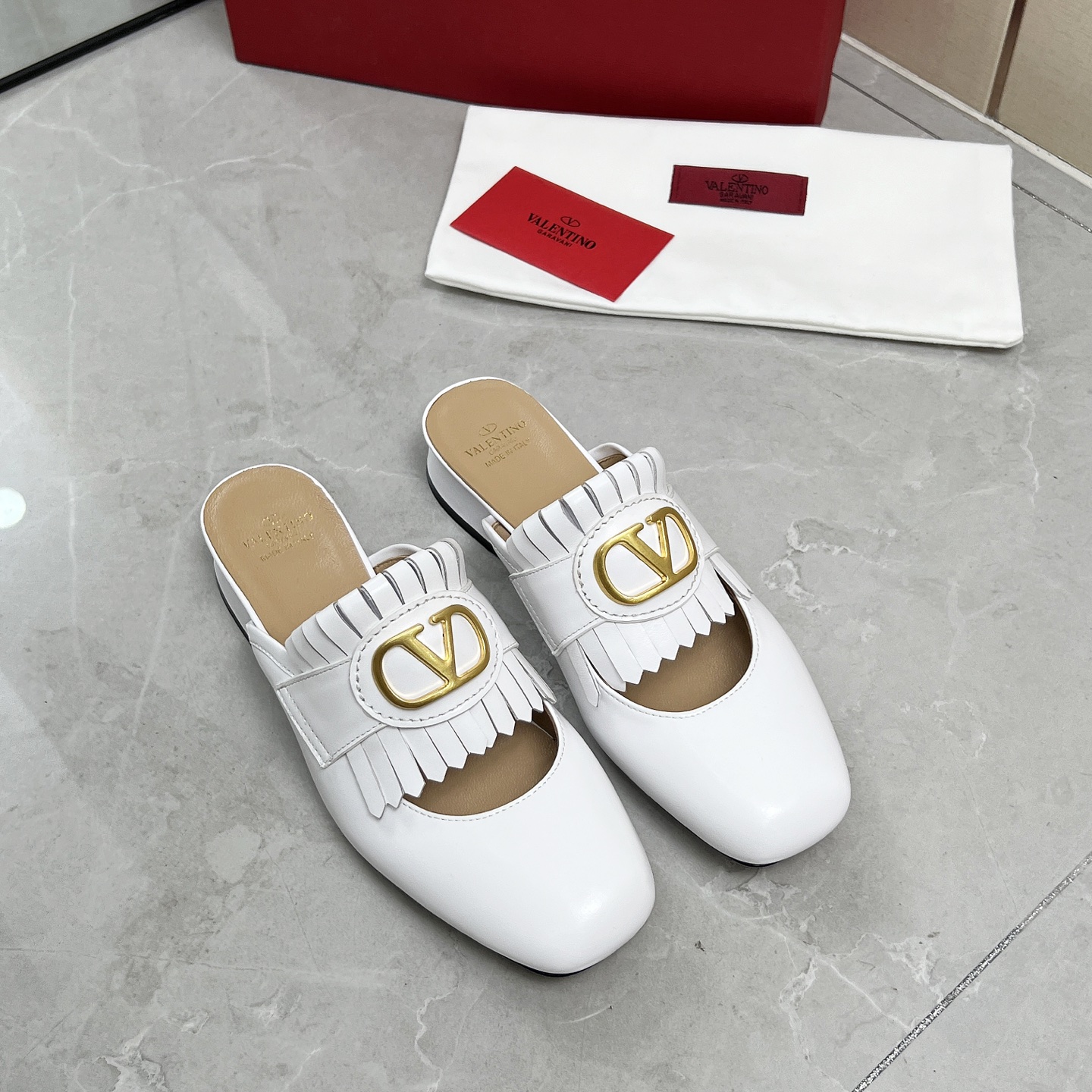 NO:261648,Slippers, single shoes, Valentino/Valentino 25 new fringed slippers, single shoes, upper Korean-style cowhide, inner sheepskin, heel high slippers 2.5cm, single shoes 5.5cm, outsole, genuine leather outsole, size 35-42 (customized for 40.41.42), loafers semi-trail, valentino, valentino, loafers, slippers, cowhide, sheepskin, Leather soles19860909拖鞋 单鞋 Valentino/华伦天伦 25新品流苏拖鞋 单鞋 鞋面韩腊感牛皮 内里羊皮 跟高拖鞋2.5cm 单鞋5.5cm 大底真皮大底 码数35-42（40.41.42定制）,乐福鞋半拖,valentino,valentino,loafers,slippers,cowhide,sheepskin,Leather soles,Women's Shoes
