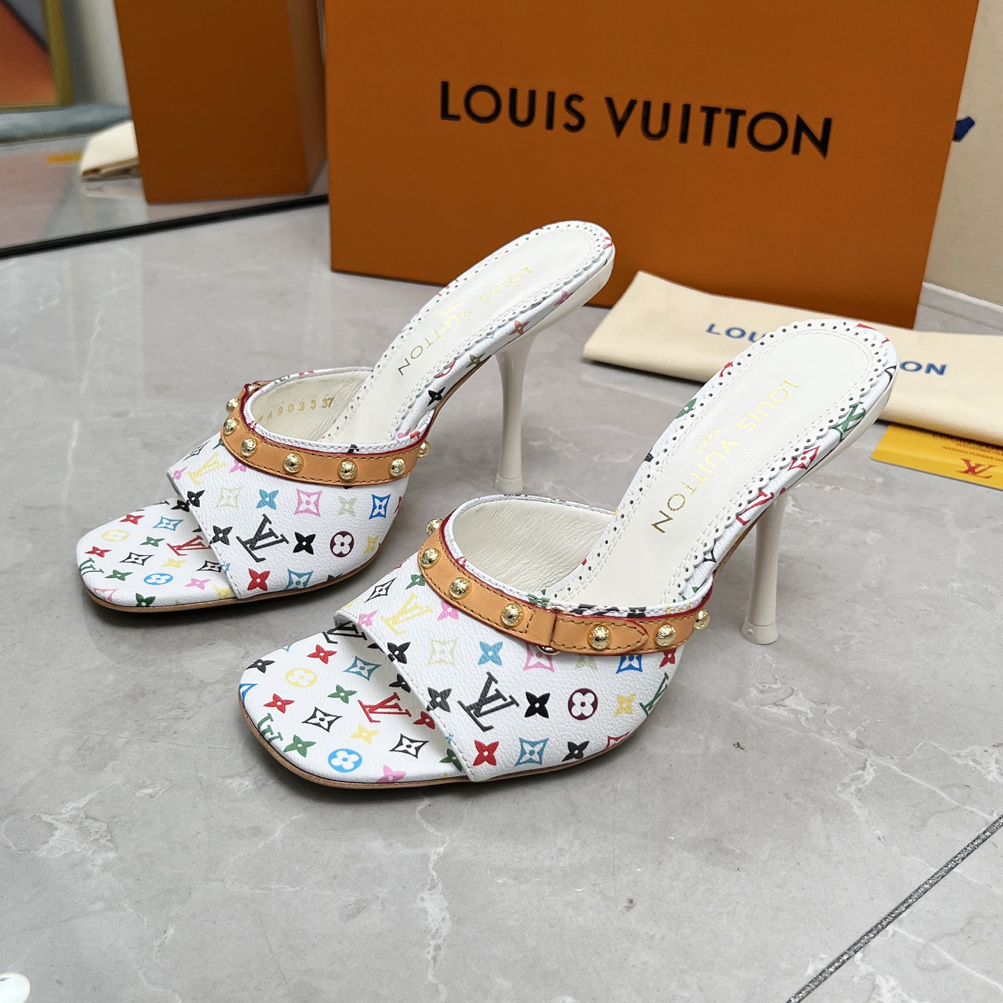 NO:261640,LOUIS VUITTON/Louis Vuitton 25ss new slippers upper denim/original printed leather inner sheepskin sole Italian leather outsole heel height 5.5cm/9.5cm size 35-42 (41 42 customized), high heel slippers, louis vuitton, louis vuitton, high heels, slippers, sheepskin, Leather soles19860909LOUIS VUITTON/路易威登 25ss新款拖鞋 鞋面牛仔布/原版印花皮 内里羊皮 鞋底意大利真皮大底 跟高5.5cm/9.5cm 码数35-42(41 42订制）,高跟鞋拖鞋,louis vuitton,louis vuitton,high heels,slippers,sheepskin,Leather soles,Women's Shoes