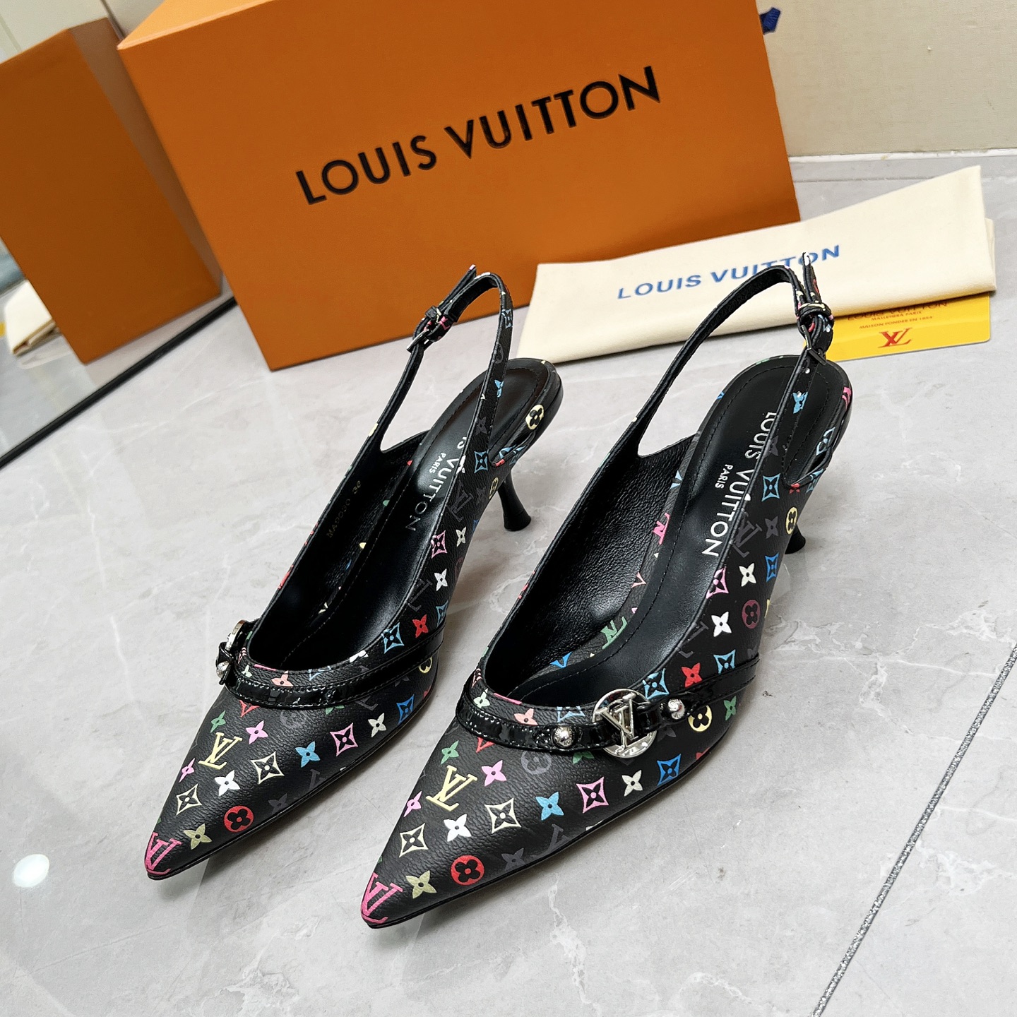 NO:261637,LOUIS VUITTON/Louis Vuitton 25ss new sandals, original printed upper, inner sheepskin, sole genuine leather outsole, heel height 5.5cm, size 35-42 (41 42 customized), sandals, louis vuitton, louis vuitton, sandals, sheepskin, Leather soles19860909LOUIS VUITTON/路易威登 25ss新款凉鞋 鞋面原版印花皮 内里羊皮 鞋底真皮大底 跟高5.5cm 码数35-42（41 42订制）,凉鞋,louis vuitton,louis vuitton,sandals,sheepskin,Leather soles,Women's Shoes