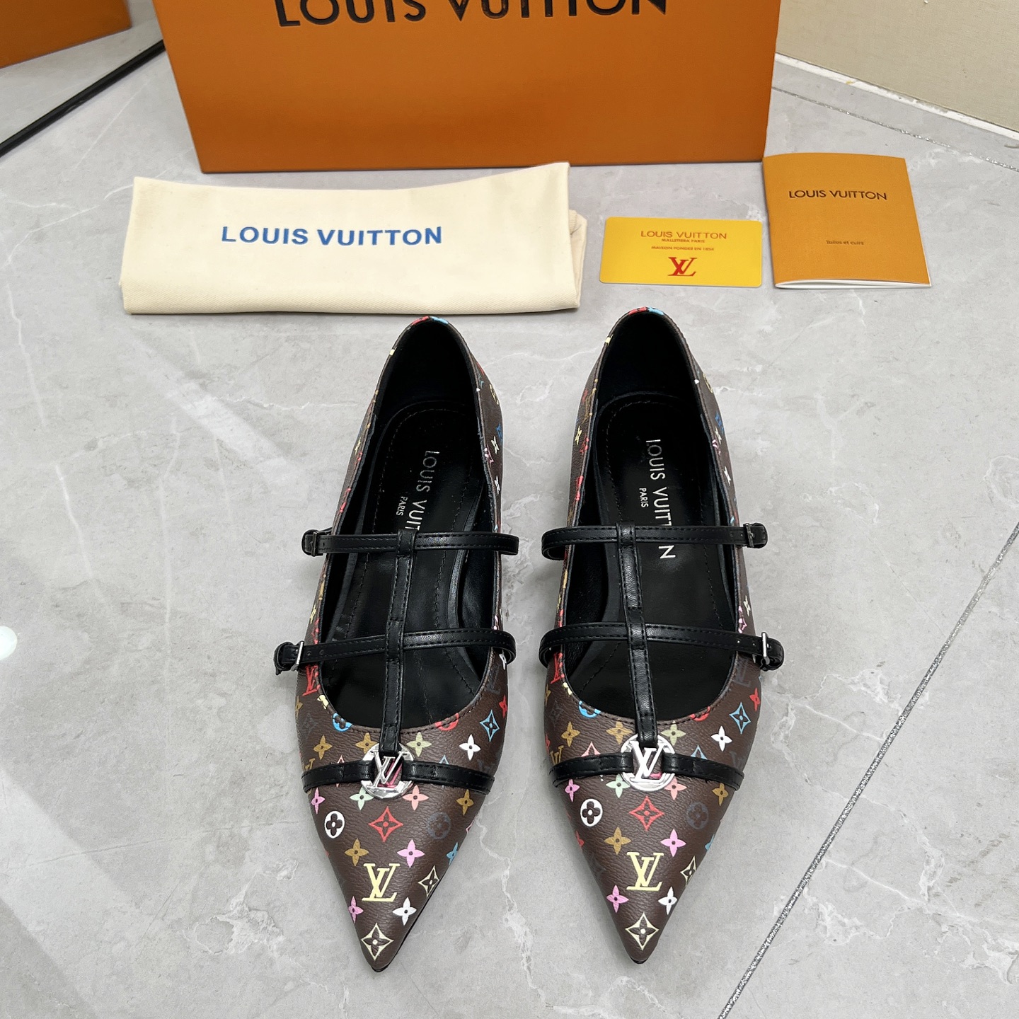 NO:261634,LOUIS VUITTON/Louis Vuitton 25 new flat heel shoes, upper patent leather/original printed leather inner sheepskin sole genuine leather outsole heel high flat heel 1.5cm size 35-42 (41 42 customized), single shoes, louis vuitton, louis vuitton, sheepskin, Leather soles19860909LOUIS VUITTON/路易威登 25新款平跟单鞋 鞋面漆皮/原版印花皮 内里羊皮 鞋底真皮大底 跟高平跟1.5cm 码数35-42（41 42订制）,单鞋,louis vuitton,louis vuitton,sheepskin,Leather soles,Women's Shoes