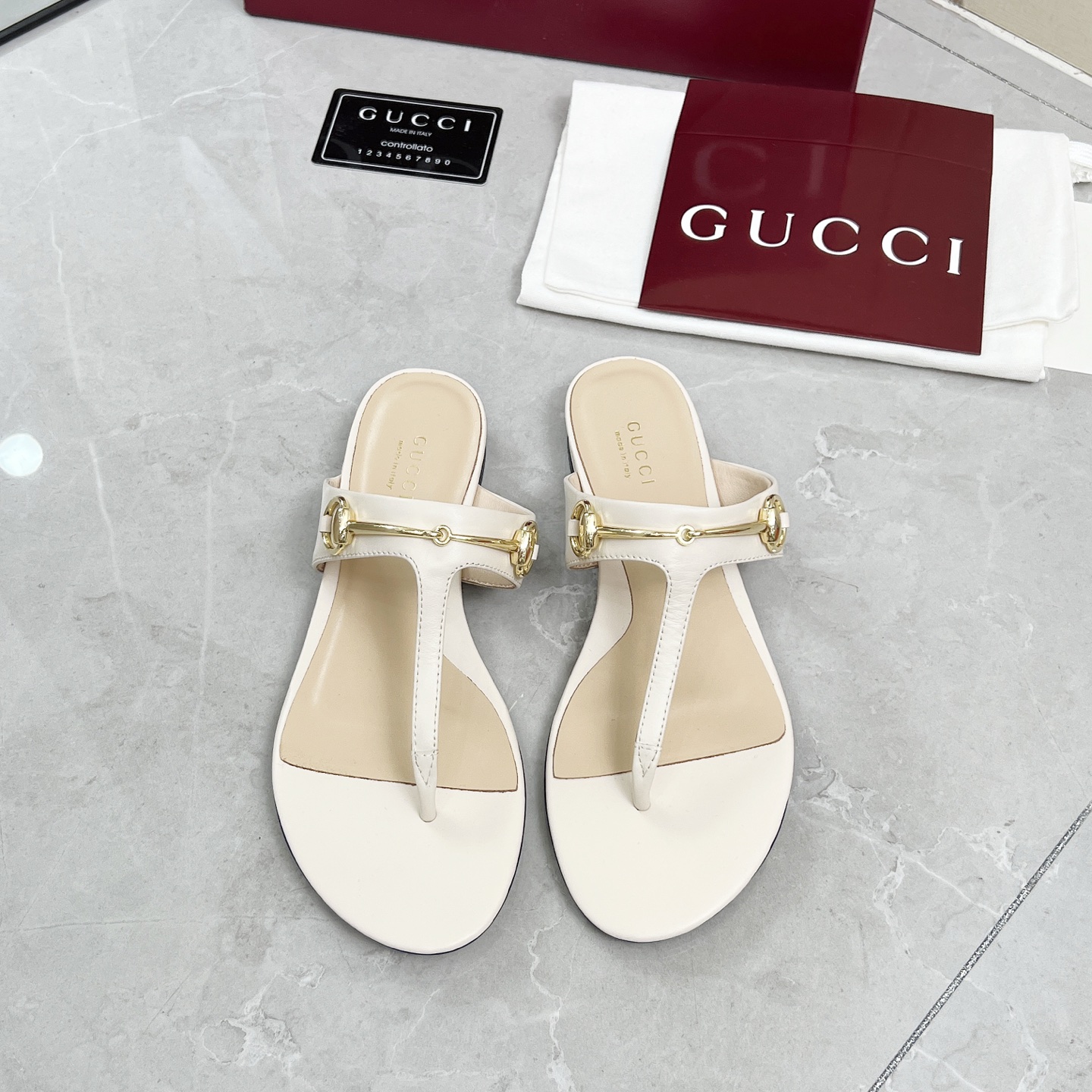 NO:261631,GUCCI/Gucci 25ss Classic Horse Bit Herringbone Clip-toe Slippers Top Version!  The original version is 1:1 replica, welcome to compare!  The brand’s light gold horse buckle is reinvented with the classic elegant style that recreates the brand’s birthplace. This slipper is ingeniously integrated with eye-catching gold tones and accessories to add fashionable charm to the new season’s daily outfits!  Upper cowhide/original printed canvas inner lining/foot pad sheepskin sole top imported genuine leather sole Size35-42 (41 42 custom made without return or exchange), split-toed shoes, gucci, gucci, slippers, cowhide, sheepskin19860909GUCCI/古驰 25ss经典马衔扣人字夹趾拖鞋 顶级版本！原版1:1复刻,欢迎对比！标志浅金马衔扣焕新再现品牌发源地的经典优雅格调,这款拖鞋匠心融蕴醒目的金色调配饰为新季日常穿搭添注时尚魅力！ 鞋面牛皮/原版印花帆布 内里/垫脚羊皮 鞋底意大利顶级进口真皮底 Size35-42（41 42定做不退换）,分趾鞋,gucci,gucci,slippers,cowhide,sheepskin,Women's Shoes