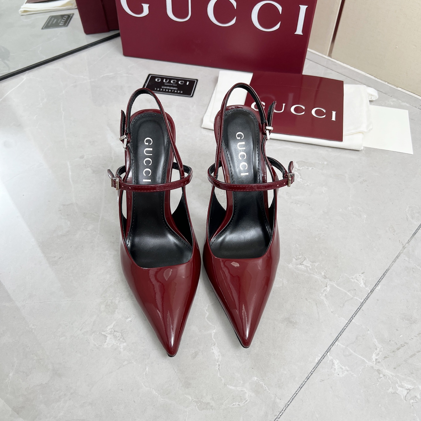 NO:261628,Gucci/Gucci 25ss metal bamboo heel series sandals This sandal is made of imported patent leather, with buckle design at the ankle, which is a classic brand style, and classic bamboo decorative heels, making the whole design more advanced and eye-catching. Original custom imported patent leather inner / foot pad high-end custom sheepskin lining 9.5cm heel height Italian genuine leather sole Size 35-42 (41 42 custom made without return or exchange), high heel sandals, gucci, gucci, sandals, high heels, sheepskin19860909Gucci/古驰25ss金属竹节跟系列凉鞋 这款凉鞋以进口漆皮匠心打造,脚踝处采用搭扣设计,趣致演绎品牌经典款型,经典竹节装饰鞋跟,令整个设计更加高级亮眼 面料原版定制进口漆皮 内里／垫脚高端定制羊皮里 跟高9.5cm 大底意大利真皮底 尺码35-42（41 42定做不退换）,高跟鞋凉鞋,gucci,gucci,sandals,high heels,sheepskin,Women's Shoes