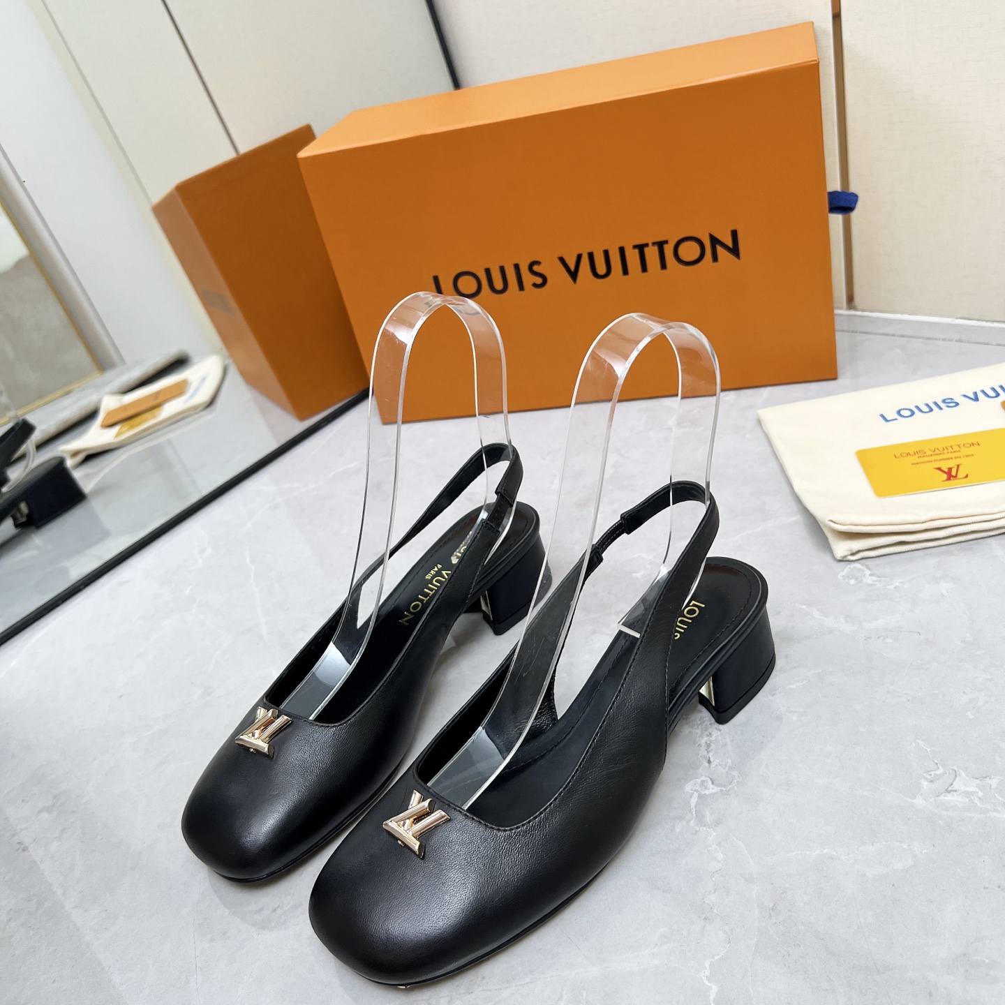 NO:390970,LOUIS VUITTON/Louis Vuitton 25 New Sandals The front of this series is decorated with LV logo and upper, exquisite and versatile, three high heels, worthy of having cowhide/paper leather/original printed leather, inner sheepskin, sole Italian leather outsole Heel height 3.5cm/5.5cm/9.5cm Size 35-42 (41 42 custom-made, non-return and exchange), high heels sandals, louis vuitton, louis vuitton, louis vuitton, sandals, high heels, cowhide, sheepskin, Leather soles19860909LOUIS VUITTON/路易威登25 新款凉鞋 此系列的正面饰以LV logo与鞋面相得益彰 精致百搭 三种跟高选择 值得拥有 鞋面牛皮/漆皮/原版印花皮 内里羊皮 鞋底意大利真皮大底 跟高3.5cm/5.5cm/9.5cm 码数35-42（41 42订制不退换）,高跟鞋凉鞋,louis vuitton,louis vuitton,louis vuitton,sandals,high heels,cowhide,sheepskin,Leather soles,Women's Shoes