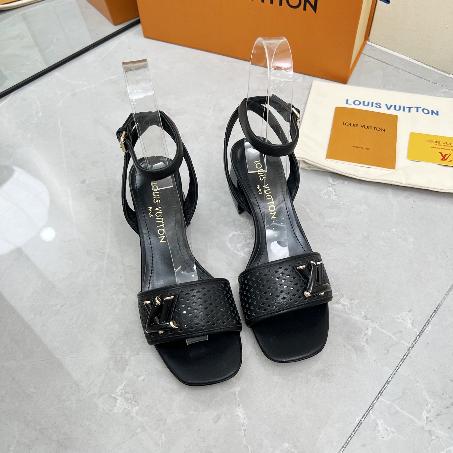 NO:390964,Louis Vuiteeon / Louis Vuiteen 25 spring and summer counter latest sandals. The official website series is updated simultaneously. Perfect last, recreating the classic, simple and generous style, large and wide V-shaped heels that do not tiring your feet when walking, do not picky people, and look at the feet atmospheric and beautiful. The original inverted mold last is the ultimate 1:1 shape, high-end quality, imported high-end fabrics present a delicate texture!  Fabric cowhide, high quality soft sheepskin lining, heel height 5.5cm/9.5cm outsole Italian leather outsole size 35-42, (41 42 custom made without return), high heels sandals, louis vuitton, louis vuitton, sandals, high heels, cowhide, sheepskin, Leather soles19860909Louis Vuiteeon /路易威登25春夏款专柜最新凉鞋 官网系列同步更新 完美楦型 ,再现经典、款式简单大方、大而宽的V形鞋跟走路不累脚、不挑人、上脚大气好看、原版倒模楦型,极致1:1形体,高端品质、进口高端面料呈现出精致质感！ 面料牛皮 内里优质柔软羊皮里 跟高5.5cm/9.5cm 大底意大利真皮大底 码数35-42、（41 42定制不退换）,高跟鞋凉鞋,louis vuitton,louis vuitton,sandals,high heels,cowhide,sheepskin,Leather soles,Women's Shoes