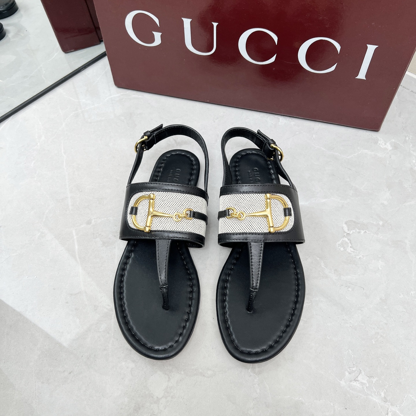 NO:391001,Slippers Sandals Gucci/Gucci 25ss latest clip-toe slippers sandals This is quite recognizable. The details of the classic large D horse buckle show unique charm. The design combines traditional inspiration with modern versatile style. Elegant embellishment. Fabric cowhide/ sheep pen + cloth/cowhide + cloth. Inner. Floor-up sheepskin. Heeled high flat heel 1cm. Size 35-42 (41 42 custom-made, non-return and exchange), split-toed slippers, gucci, gucci, sandals, slippers, cowhide, sheepskin, sheep, Leather soles19860909拖鞋 凉鞋 Gucci/古驰 25ss最新夹趾拖鞋凉鞋 这款颇具辨识度 经典大D马衔扣细节,尽显别样魅力,设计融合传统灵感与现代百搭风格,优雅点缀造型 面料牛皮/ 羊猄+布/牛皮+布 内里 垫脚羊皮 大底真皮大底 跟高平跟1cm 码数35-42（41 42订制不退换）,分趾鞋拖鞋,gucci,gucci,sandals,slippers,cowhide,sheepskin,sheep,Leather soles,Women's Shoes
