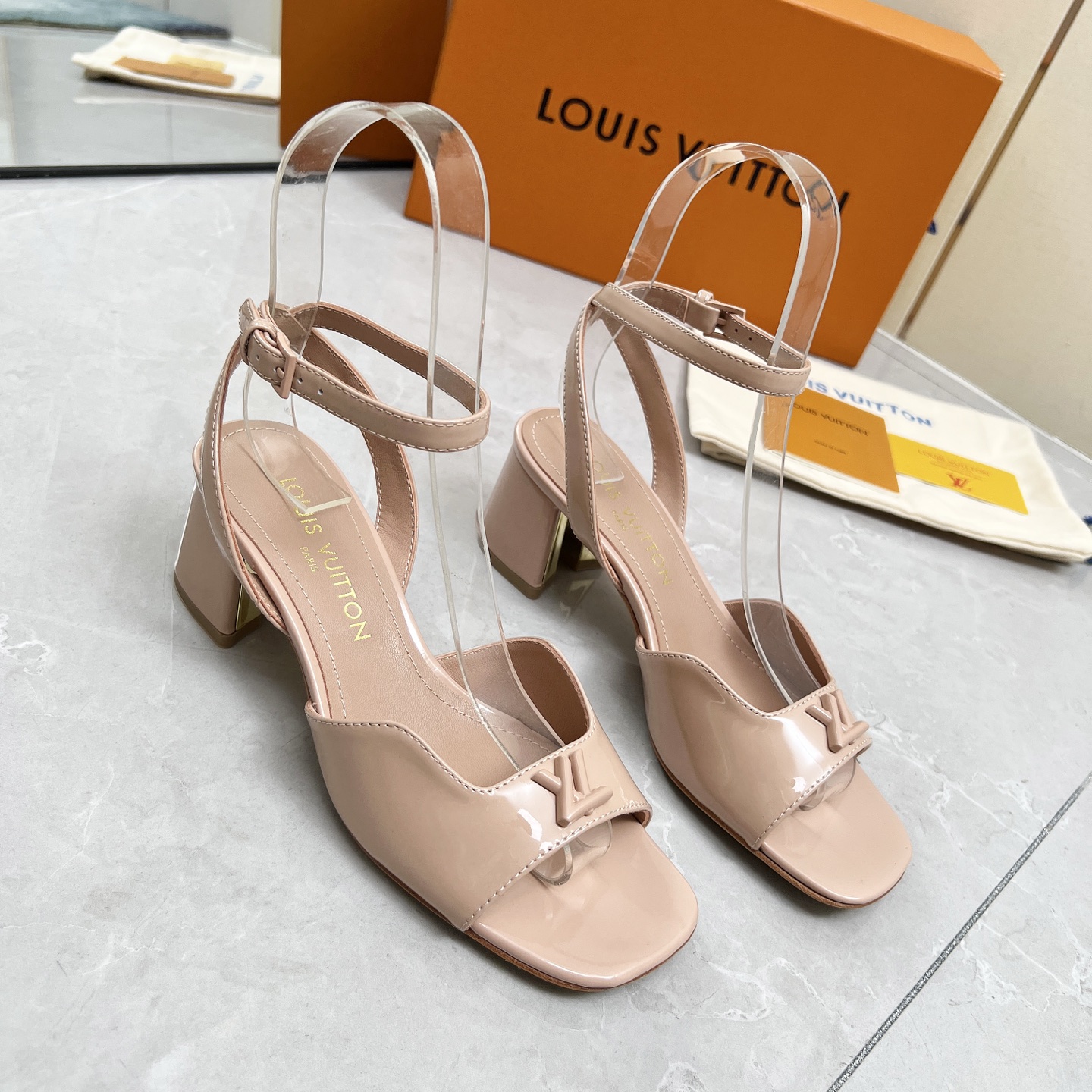 NO:390957,LOUIS VUITTON/Louis Vuitton 25ss new sandals latest trendy products of the season. Many bloggers have planted grass and purchased the original model customization. Hollow design, novel and fashionable, comfortable to wear. Please recommend yourself!  Upper patent leather/original printed leather inner sheepskin sole Italian leather outsole Heel height 5.5cm/9.5cm Size 35-42 (41 42 customized non-return and exchange), high heels sandals, louis vuitton, louis vuitton, sandals, high heels, sheepskin, Leather soles19860909LOUIS VUITTON/路易威登25 ss 新款凉鞋 当季最新潮品 众多博主纷纷种草,入购原版开模定制 镂空设计 新颖时尚 上脚舒适 自留推荐！ 鞋面漆皮/原版印花皮 内里羊皮 鞋底意大利真皮大底 跟高5.5cm/9.5cm 码数35-42（41 42订制不退换）,高跟鞋凉鞋,louis vuitton,louis vuitton,sandals,high heels,sheepskin,Leather soles,Women's Shoes