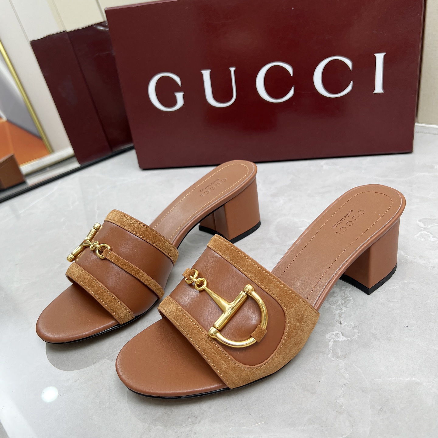 NO:390906,Gucci/Gucci 25ss latest slippers This is quite recognizable. The classic large D horse buckle details show unique charm. The design combines traditional inspiration with modern versatile style, elegant embellishment. Fabric. Sheep pendant + leather/cowhide + cloth. Inner. Sticker. Sheepskin. Outsole. Leather soles. Heel height 5.5cm. Size 35-42 (41 42 custom-made and non-return). Slippers. Gucci, Gucci, slippers, cowhide, sheepskin, sheep, Leather soles.19860909Gucci/古驰 25ss最新拖鞋 这款颇具辨识度 经典大D马衔扣细节,尽显别样魅力,设计融合传统灵感与现代百搭风格,优雅点缀造型 面料 羊猄+皮/牛皮+ 布 内里 垫脚羊皮 大底真皮大底 跟高5.5cm 码数35-42（41 42订制不退换）,拖鞋,gucci,gucci,slippers,cowhide,sheepskin,sheep,Leather soles,Women's Shoes