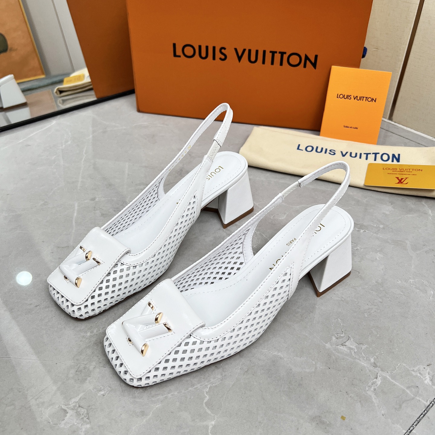 NO:390818,LV/Louis Vuitton 25 Top version The counter focuses on the latest SHAKE hollow exposed sandals, hard goods are on the newest, purchasing level!  Full of high-end feeling!  A popular model from domestic and foreign bloggers, retro and fashionable, beautiful!  Official website main model, original custom upper, cowhide, imported goatskin lining, outsole, original Italian leather outsole, heel height 3.5cm/5.5cm, shoe size: 35-40 (41, 42 customization, no return or exchange), high heels, louis vuitton, louis vuitton, sandals, high heels, cowhide, sheepskin, Leather soles19860909LV/路易威登 25 顶级版本 专柜主打最新款 SHAKE 镂空露跟凉鞋 硬货上新 代购级别！高级感十足！国内外博主刷爆的一款,复古又时髦上脚美炸了！官网主推款 鞋面原版定制 牛皮面 内里进口山羊皮里 大底原版意大利真皮大底 跟高3.5cm/5.5cm 鞋码: 35-40（41、42定制不退换）,高跟鞋凉鞋,louis vuitton,louis vuitton,sandals,high heels,cowhide,sheepskin,Leather soles,Women's Shoes
