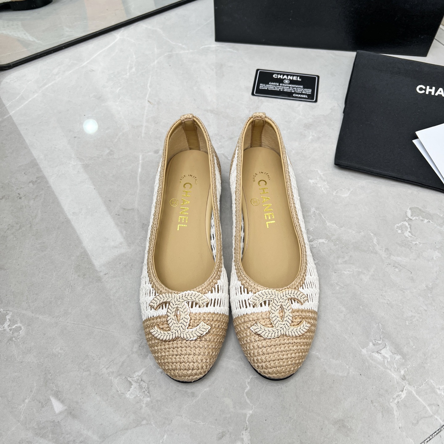 NO:407533,CHANEL/Chanel 25ss Spring and Summer Rafite Ballet Shoes Eternal Classic, Full of Celebrity, The Unrivaled Leader in the Fashion Industry, I believe I am familiar with it when I see it. I have always had a special liking for this shoe shape, no matter the season~ In my heart, she is a lady herself, a gentle herself, and a temperament. Every color is closed and you will not be wrong. The series is that you can be classic must have its irresistible charm. The upper is made of original custom material, the inner foot pads are all sheepskin. Italian imported leather soles. Heel height is 1.5cm Size35-39 (customized on 40/41), ballet shoes, chanel, chanel, sheepskin, Leather soles19860909CHANEL/香奈儿 25ss春夏拉菲草芭蕾舞鞋 永恒的经典 名媛气质十足 香奶奶时尚界当仁不让的领头人物 想必看到它的样子已经再熟悉不过了 我对这个鞋型一直是情有独钟不分季节哒～ 在我心里她就是淑女本人、温柔本人、气质本人 每个颜色都闭眼人不会错系列 能做到经典一定是有它不可抵挡的魅力 鞋面采用原版定制材质 内里垫脚均为羊皮 意大利进口真皮大底 跟高1.5cm Size35-39（40/41定制）,芭蕾舞鞋,chanel,chanel,sheepskin,Leather soles,Women's Shoes