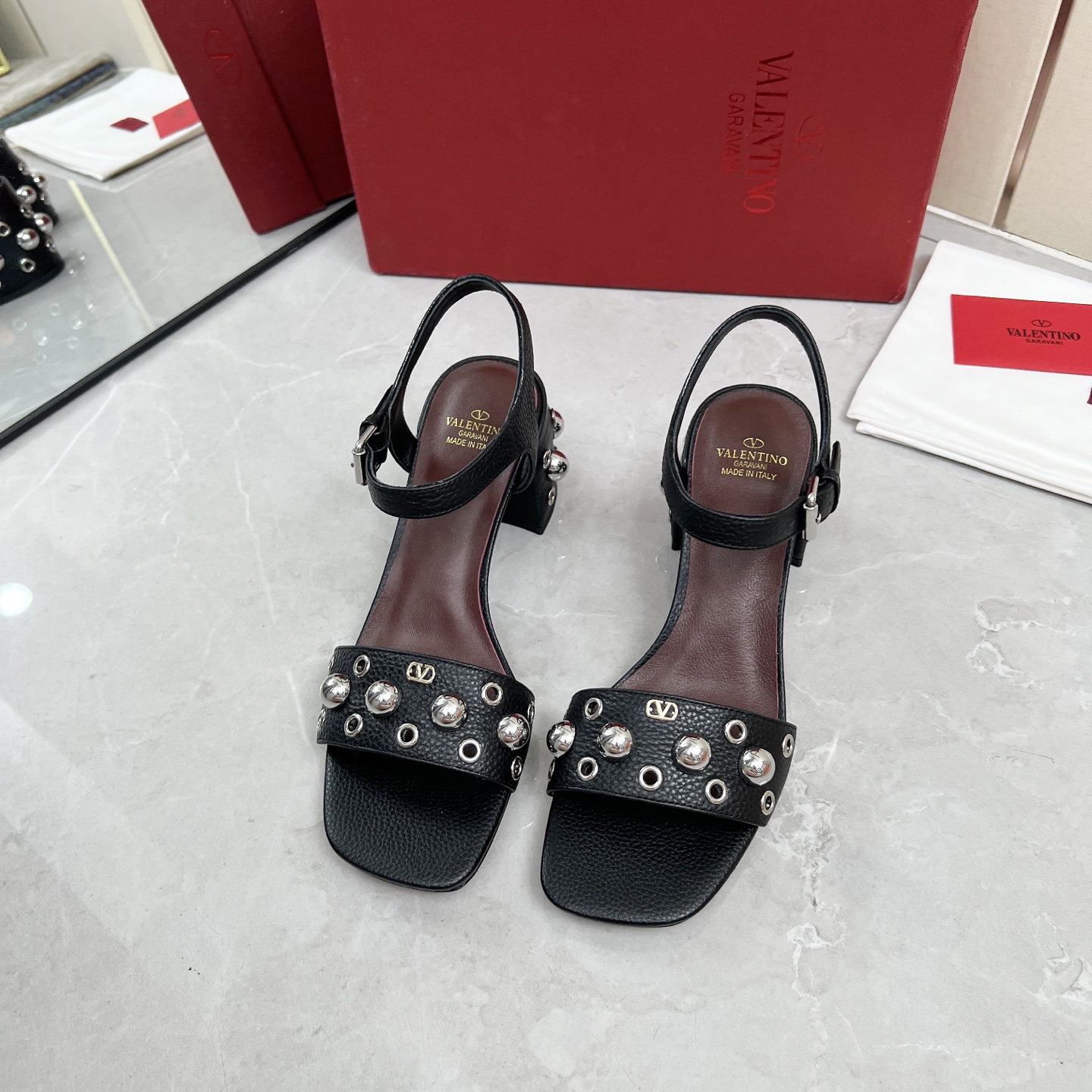 NO:407531,Valentino 25ss new thick-heeled sandals This style is quite recognizable and shows its unique charm. The design combines traditional inspiration with modern versatile style, elegant embellishment. Fabric cowhide/beef lining inner footbed sheepskin. Outsole genuine leather outsole. Heel height 6.5cm. Size 35-42 (41 42 custom-made non-return and exchange), high heels sandals, valentino, valentino, sandals, high heels, cowhide, sheepskin, Leather soles19860909Valentino华伦天奴 25ss新款粗跟凉鞋 这款颇具辨识度 尽显别样魅力,设计融合传统灵感与现代百搭风格,优雅点缀造型 面料牛皮/牛猄 内里 垫脚羊皮 大底真皮大底 跟高6.5cm 码数35-42（41 42订制不退换）,高跟鞋凉鞋,valentino,valentino,sandals,high heels,cowhide,sheepskin,Leather soles,Women's Shoes