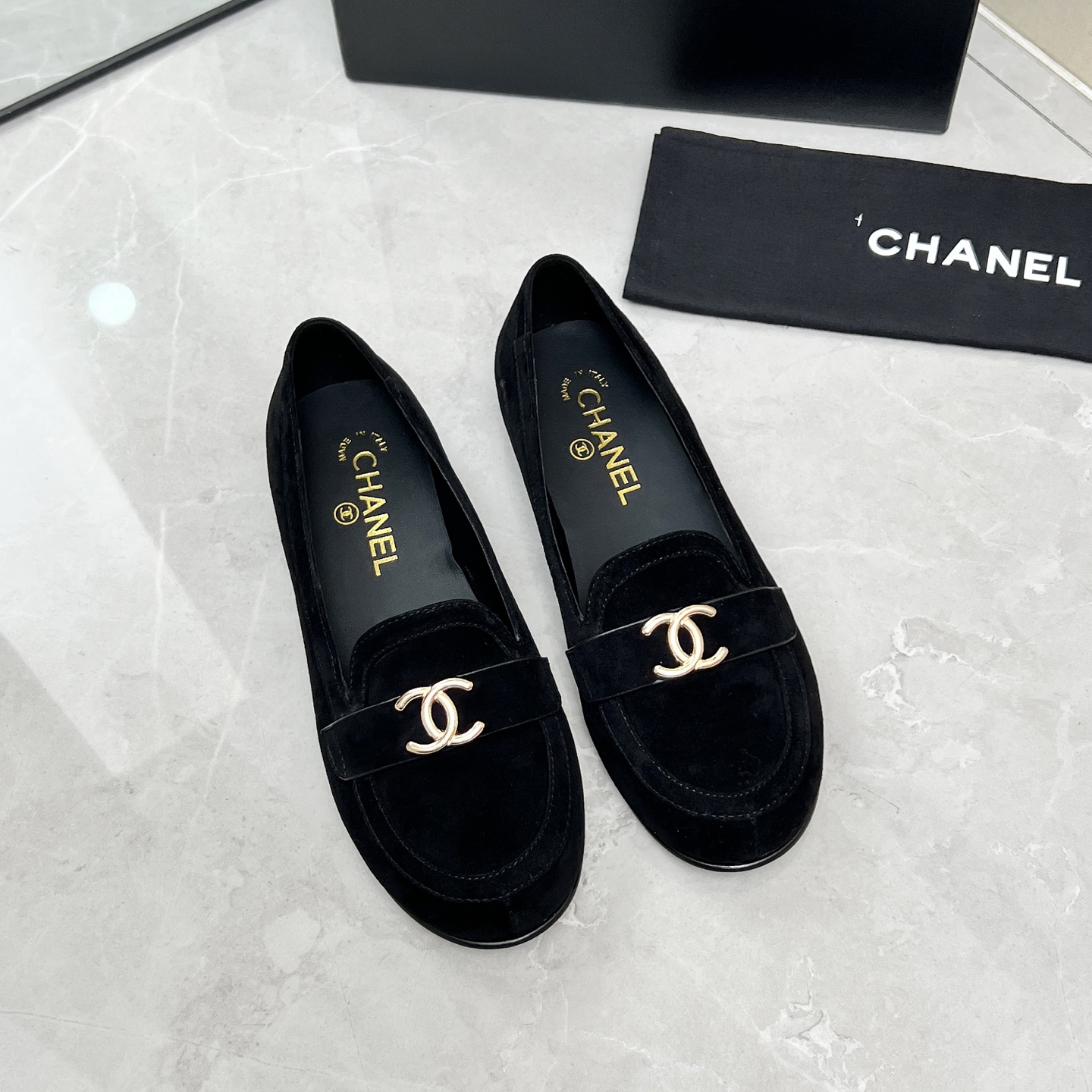 NO:459725,CHANEL/Chanel 25 early autumn top version, simple and high-end design, double C logo embellishment!  There is no pressure to enter and exit the counter. The foot has a bookish temperament. The foot feels very good. A versatile item. It is truly stress-free when entering and exiting the counter. Regardless of the last, the selection of leather, and the manufacturing process are all genuine craftsmanship, which is very exquisite. Fabric cowhide/sheep pendant imported sheepskin (sweat absorbing and soft) sole Italian grade A genuine leather sole. Size 35-41, loafers, chanel, chanel, loafers, cowhide, sheepskin, sheep19860909CHANEL/香奈儿25早秋顶级版本 设计简约高级,双C logo点缀！进出专柜无压力 上脚很有书香气质 脚感超好 百搭单品 真正做到随便进出专柜无压力 无论楦型、皮料选择、制造工艺都是正品工艺,十分考究. 面料牛皮/羊猄 内里进口绵羊皮（吸汗柔软） 鞋底意大利特A级真皮底 码数35-41,乐福鞋,chanel,chanel,loafers,cowhide,sheepskin,sheep,Women's Shoes