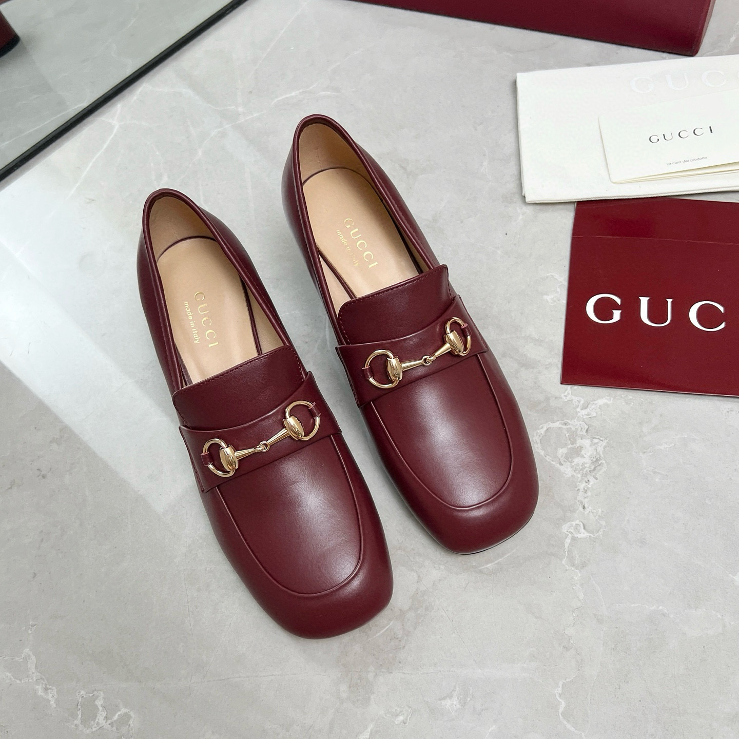 NO:466900,Gucci / Gucci The 25 Early Autumn G family’s main series has finally been released, and the ruthless product is worth looking forward to!  Original classics Create new designs Classic horse-bit light mouth loafers Purchase level!  Full of high-end feeling!  It is a popular model for bloggers at home and abroad. It is retro and fashionable, with simple dressing and beautiful appearance!  Official website mainly recommends cowhide/paper leather/crack leather inner lining: imported sheepskin lining, outsole, genuine leather outsole, heel height 5.5cm Shoe size: 35-40 (41.42 can be customized), loafers, gucci, gucci, gucci, loafers, cowhide, sheepskin, Leather soles19860909Gucci /古驰 25早秋G家主打系列终于面世,狠货值得期待！原有的经典 创造新设计 经典马衔扣浅口乐福鞋 代购级别！高级感十足！国内外博主刷爆的一款,复古又时髦 穿搭简便 上脚美炸了！官网主推 鞋面牛皮/漆皮/爆裂纹皮 内里: 进口羊皮里 大底真皮大底 跟高5.5cm 鞋码: 35-40（41.42可定制）,乐福鞋,gucci,gucci,gucci,loafers,cowhide,sheepskin,Leather soles,Women's Shoes