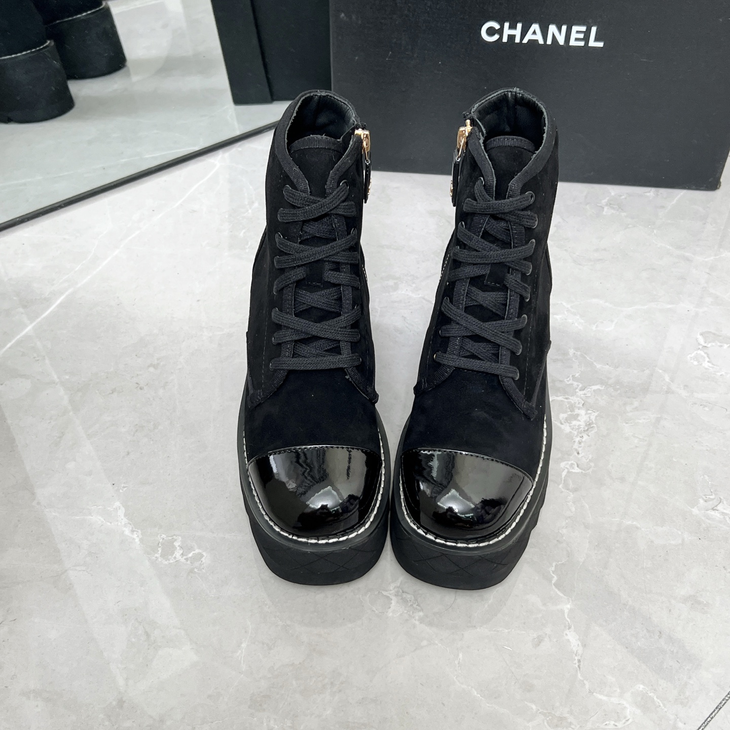 NO:558966,CHANEL/Chanel Xiaoxiang autumn and winter catwalk boots are super good-looking, light and **. Whoever wears them is a supermodel. The girls' favorite is really a representative of handsome fashion. The hardware letters on the boots are embellished, low-key yet luxurious!  Simple, fashionable, individual and grand!  Platform thick-soled inner ankle boots, a leg-stretching tool, natural and smooth beauty, a beauty that amazes the time, and you also need to show off your long legs in winter~ Imported lambskin/sheep lining on the upper, original wear-resistant velvet outsole, heel height on the inner side, about 10CM, Size35-41, boots, chanel, chanel, boots, sheepskin, sheepskin19860909CHANEL/香奈儿 小香秋冬走秀靴 超级好看,又轻,又**.谁穿谁超模,少女们的心头爱真的是帅气时尚的代表 靴筒五金字母点缀 低调不失奢华！简约时尚个性又大气！ 松糕厚底内**踝靴,拉腿神器,自然流畅的美感,有种惊艳了时光的美感,冬日也要展现大长腿～ 鞋面进口小羊皮/羊猄 内里羊皮里  大底原版耐磨绒大底 跟高内**约10CM Size35-41,靴子,chanel,chanel,boots,sheepskin,sheep,Women's Shoes
