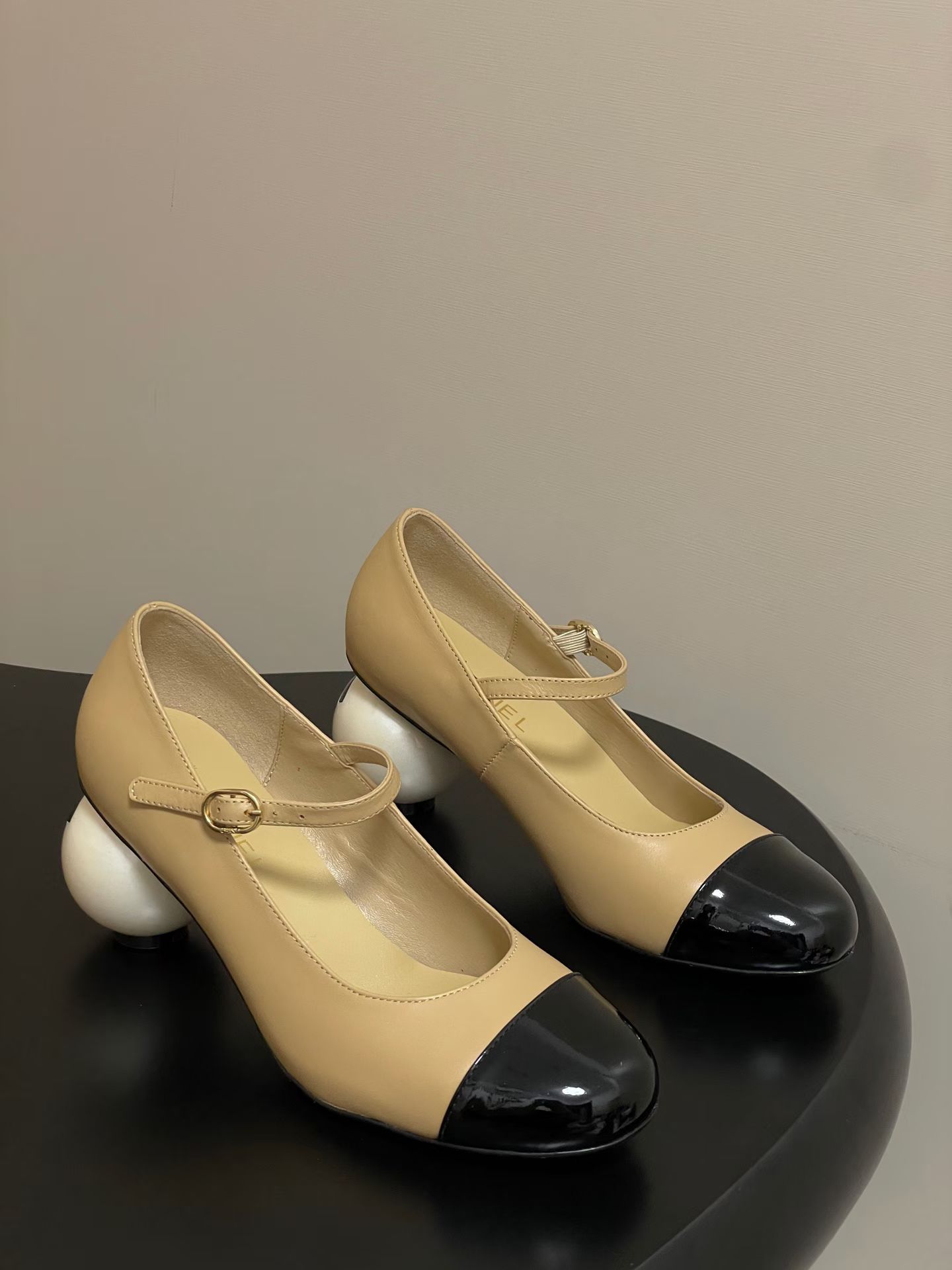 NO:613850,Single shoes, mid-boots, long shoes Chanel/Chanel's 2055 autumn and winter catwalk model Double C giant pearl heel was stunned when it appeared on the fashionable T stage in Milan, and was successfully promoted to the dream boots of fashion people. The combination of the classic double C logo and the giant pearl heel design is simple and elegant and shows the brand style. It is stunning in any photo. The giant pearl heel is a miracle, breaking the conventional design, which not only adds a luxurious and romantic atmosphere to the whole.  The upper is made of high-quality elastic material, which can perfectly fit the calf line, modify the leg shape, make the legs look straight and slender, and is easy to put on and take off without feeling restrained when walking. It can be easily adapted from the streets of the bustling city to the party scene. Paired with a pair of slim jeans, you can instantly transform into a cool street trendy person, put on a gorgeous evening dress, and become the elegant focus of the dinner party. This pair of boots is not just a pair of shoes, but also the embodiment of fashion spirit!  It is an excellent choice for fashionistas to express their personality and taste!  Stretch sheepskin upper, elastic lycra/sheepskin lining, genuine Italian leather outsole, heel height 7cm, size 35-40 (41, 42 custom made, non-returnable), boots, chanel, chanel, boots, jeans, sheepskin, Leather soles19860909单鞋 中靴 长鞋 Chanel/香奈儿2055秋冬走秀款双C巨型珍珠跟 在米兰时尚的T台上 亮相便艳惊四座,成功晋升为潮流人士的梦中情靴 .经典的双C标志与巨型珍珠跟设计相结合,简洁大气又尽显品牌格调 随便一拍都很出片.那巨型珍珠鞋跟更是神来之笔,突破常规的设计 不仅为整体增添了奢华浪漫的氛围 . 鞋面采用高品质弹力材质 能完美贴合小腿线条 修饰腿型 让双腿看起来笔直修长,而且穿脱方便 行走时也不会有束缚感.从繁华都市的街头 派对的现场 它都能轻松适配,搭配一条修身牛仔裤 瞬间化身酷飒的街头潮人,换上一袭华丽晚装 成为晚宴上的优雅焦点 这双靴子 不只是一双鞋履 更是时尚精神的具象化！ 是时尚达人们表达个性与品味的绝佳选择！ 鞋面弹力羊皮 内里垫脚贴合弹力莱卡/羊皮 鞋底意大利真皮大底 跟高7cm 码数35-40（41,42定做不退换）,靴子单鞋,chanel,chanel,boots,jeans,sheepskin,Leather soles,Women's Shoes