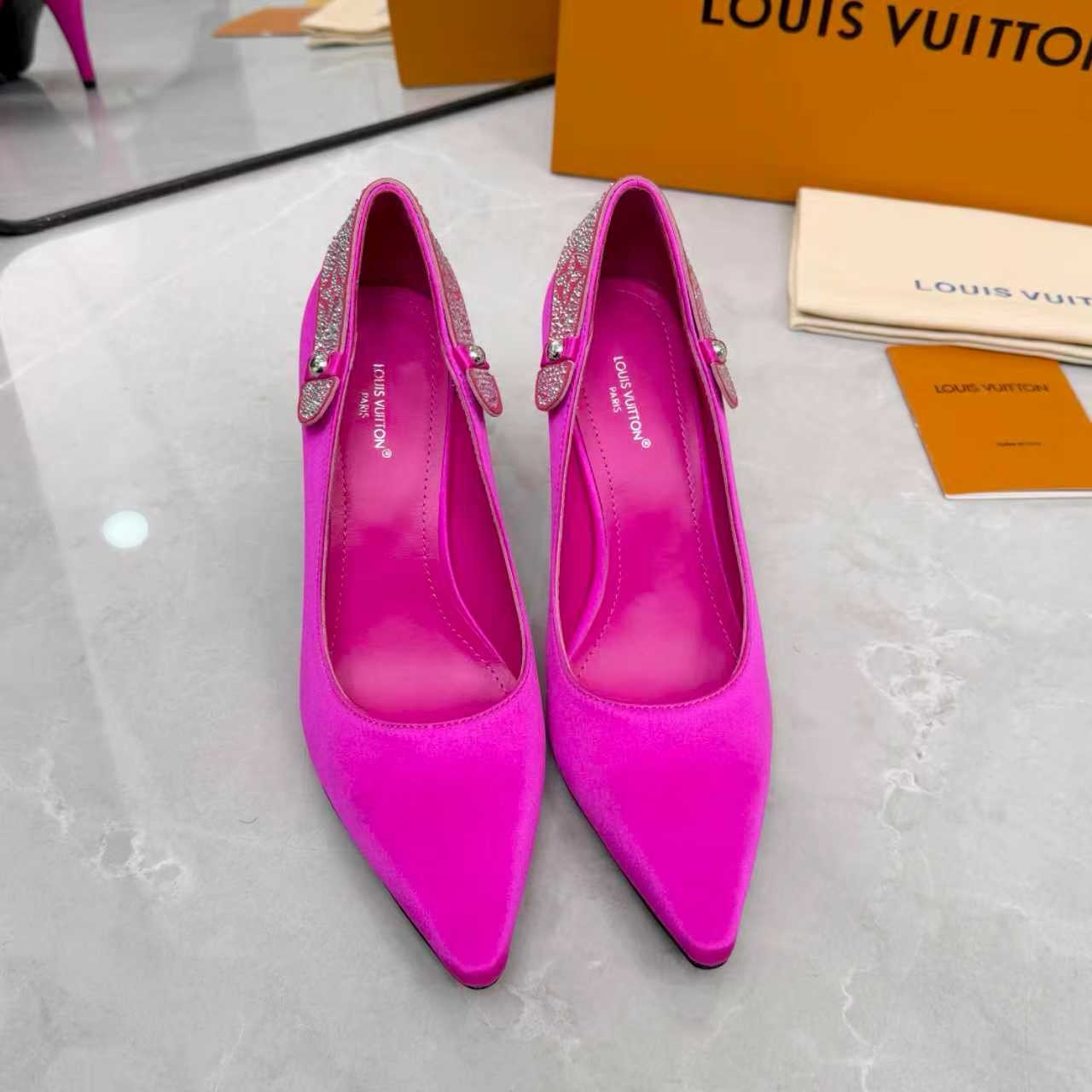 NO:789582,Model without diamonds Model with diamonds LOUIS VUITTON/Louis Vuitton Early spring series Upper cowhide/silk Lining sheepskin Italian genuine leather outsole Heel height 1.5 Medium 4.5 High 9.5 Size 35-40 (41 42 customized), high heels sandals, louis vuitton, louis vuitton, sandals, high heels, cowhide, sheepskin, real silk, Leather  soles19860909无钻款 带钻款 LOUIS VUITTON/路易威登 早春系列 鞋面牛皮/真丝 内里羊皮 鞋底意大利真皮大底 跟高平1.5 中4.5 高9.5 码数35-40（41 42订制）,高跟鞋凉鞋,louis vuitton,louis vuitton,sandals,high heels,cowhide,sheepskin,real silk,Leather soles,Women's Shoes